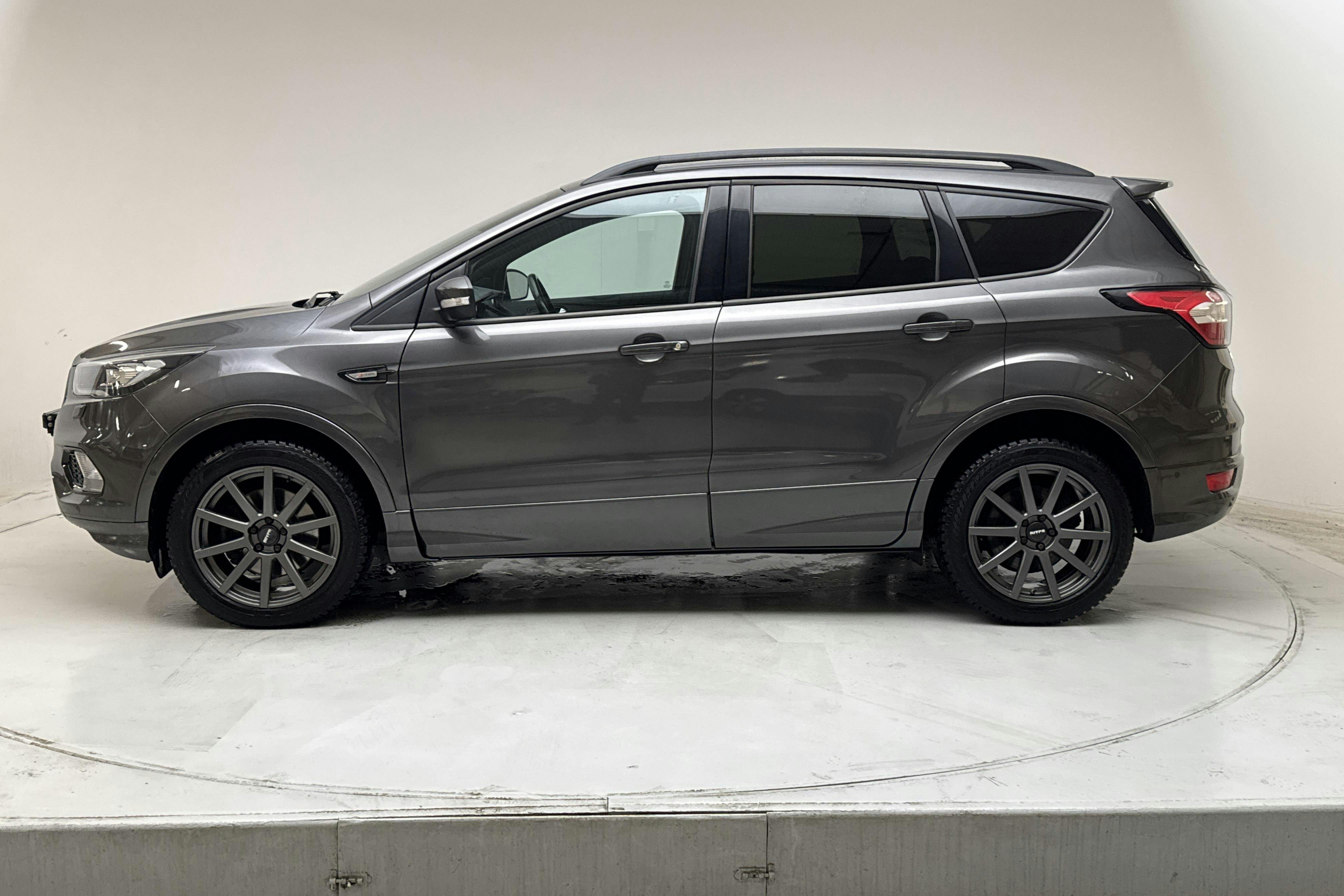Præsentationsfoto 2 af 15: Ford Kuga 2.0 TDCi AWD (150hk) - 113 760 kilometer - Salgsautomat - grå - 2019