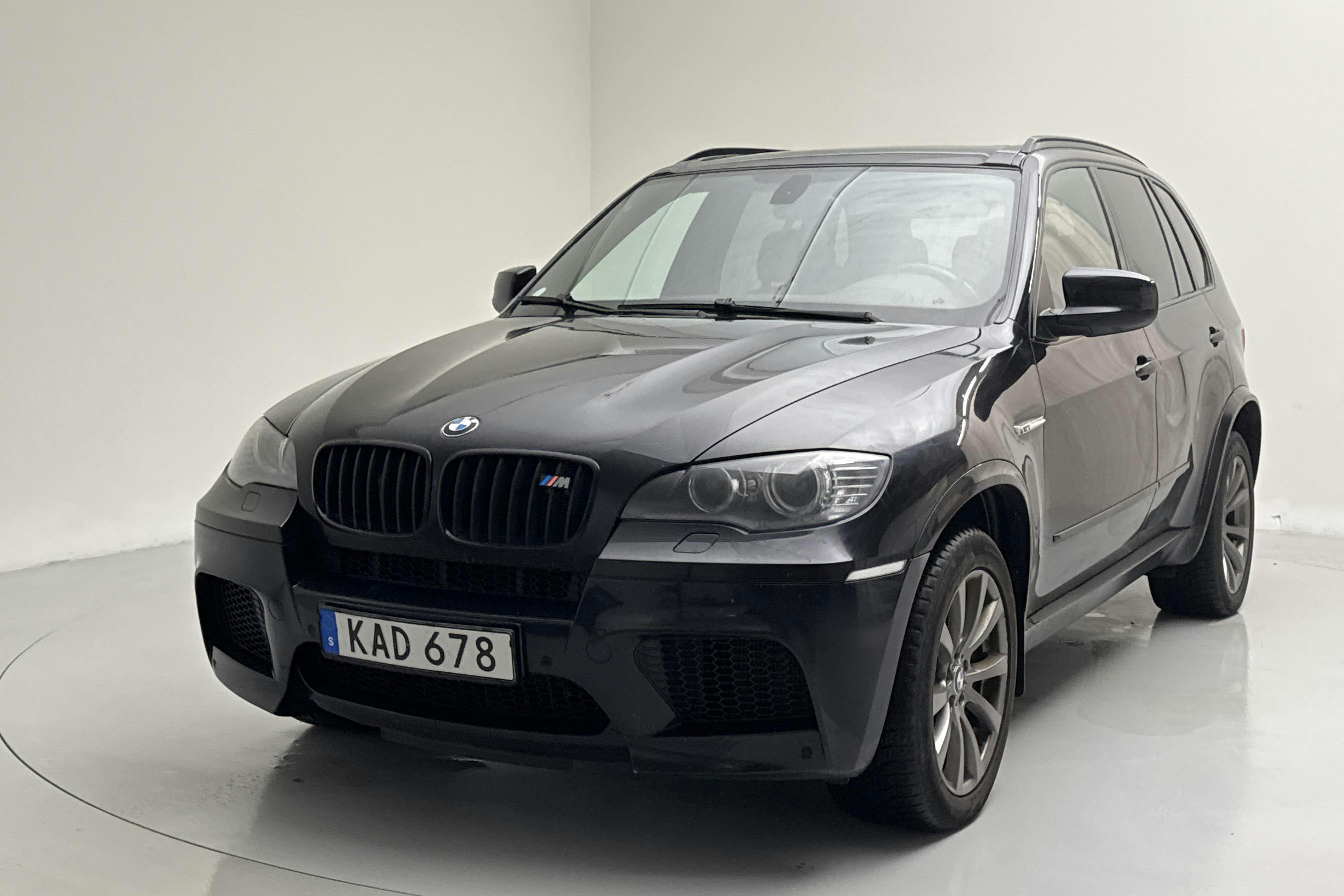 Præsentationsfoto 1 af 16: BMW X5 M, E70 (555hk) - 244 100 kilometer - Salgsautomat - Sort - 2009