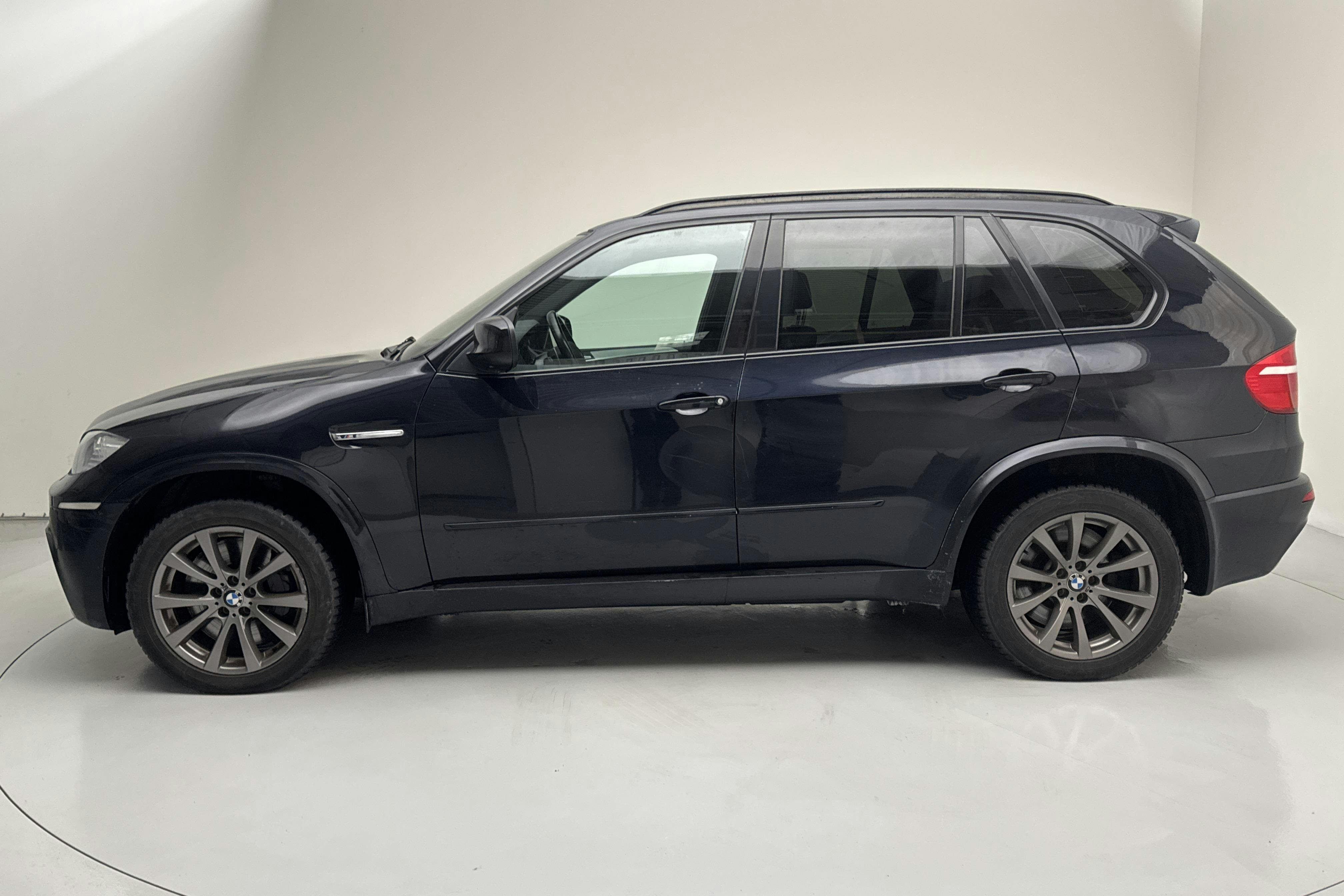 Præsentationsfoto 2 af 16: BMW X5 M, E70 (555hk) - 244 100 kilometer - Salgsautomat - Sort - 2009