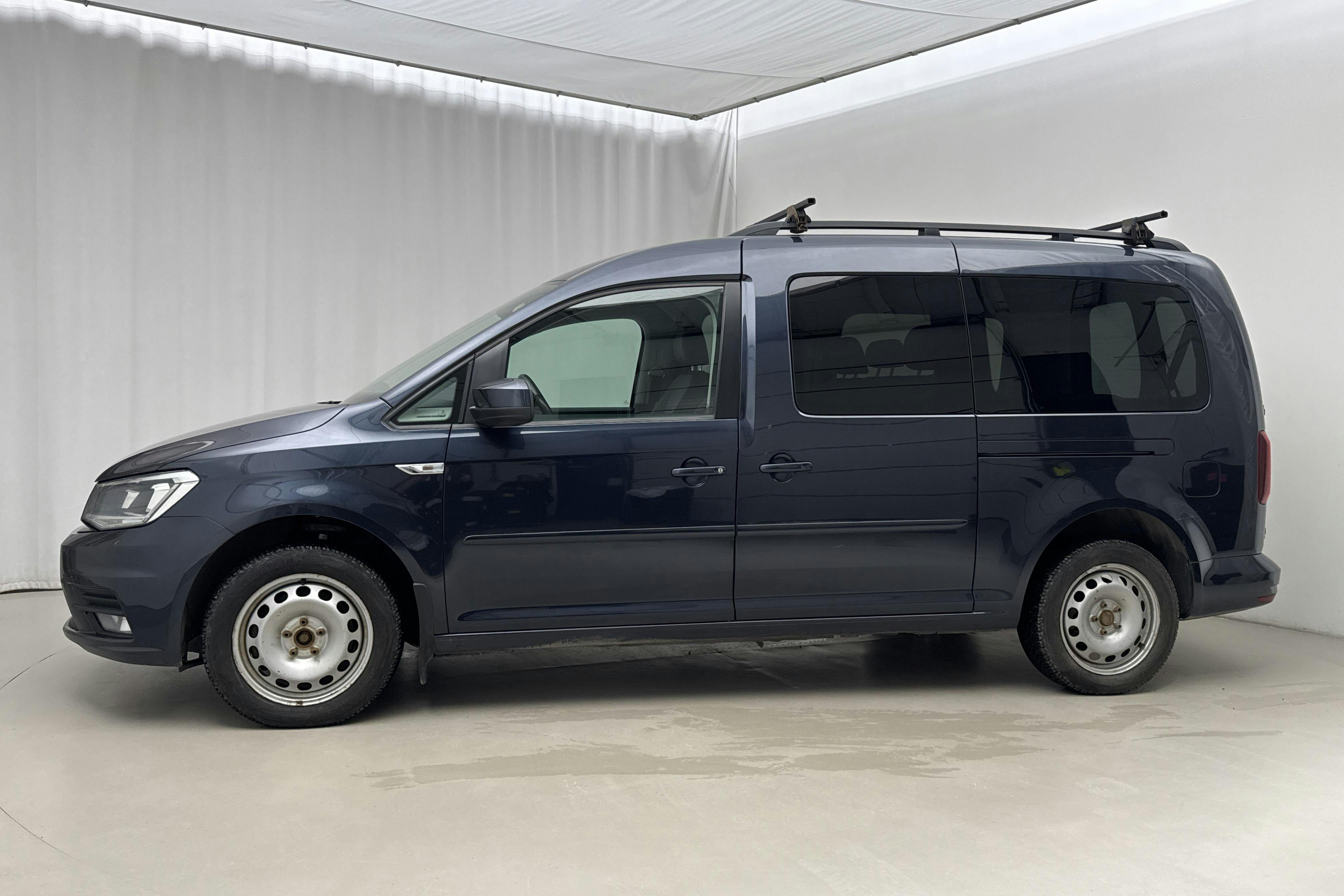 Presentationsfoto 2 av 19: VW Caddy Maxi Life 2.0 TDI (102hk) - 23 298 mil - Automat - Dark Blue - 2018