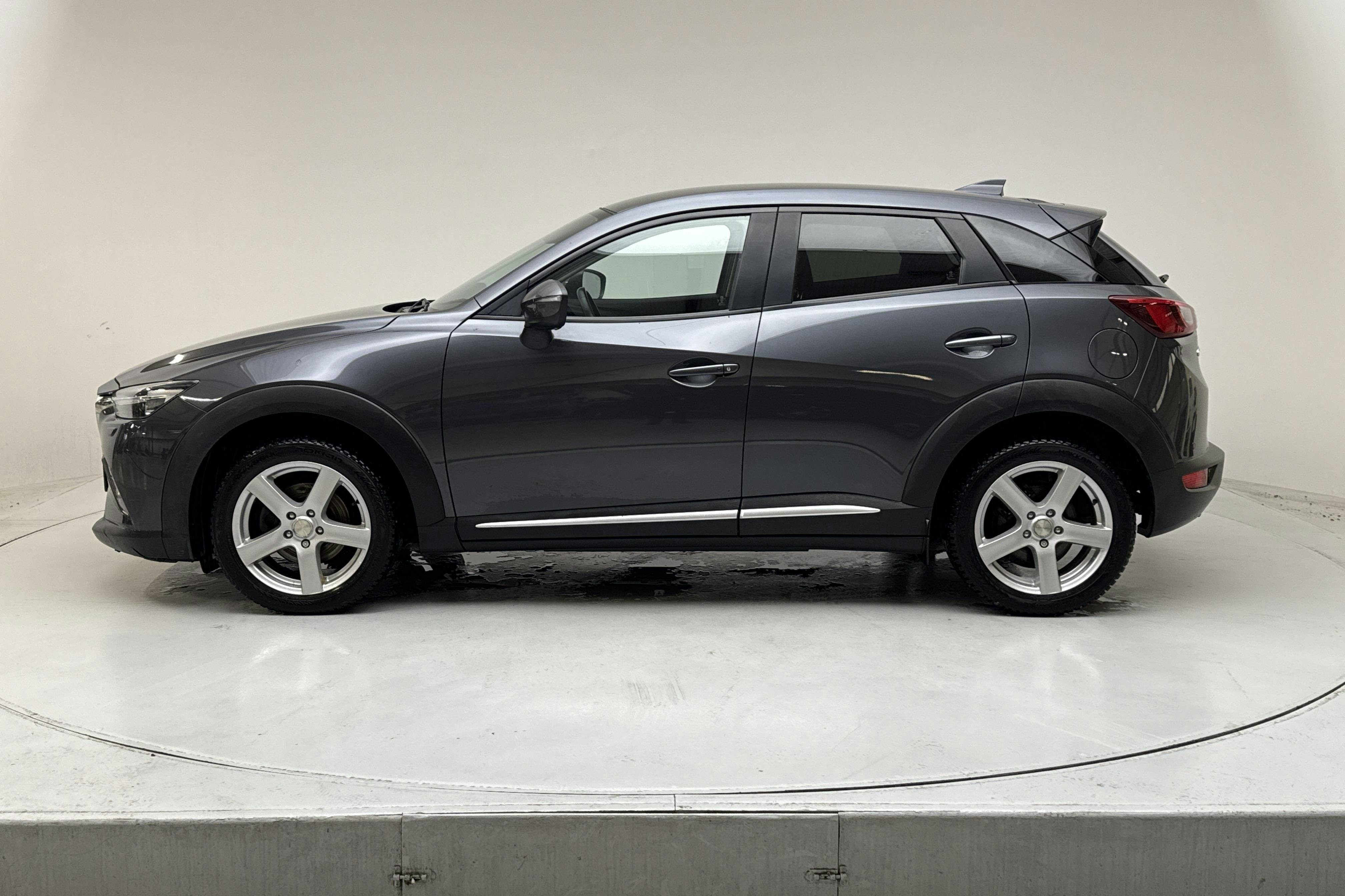 Presentationsfoto 2 av 14: Mazda CX-3 2.0 2WD (120hk) - 7 626 mil - Manuell - grå - 2015