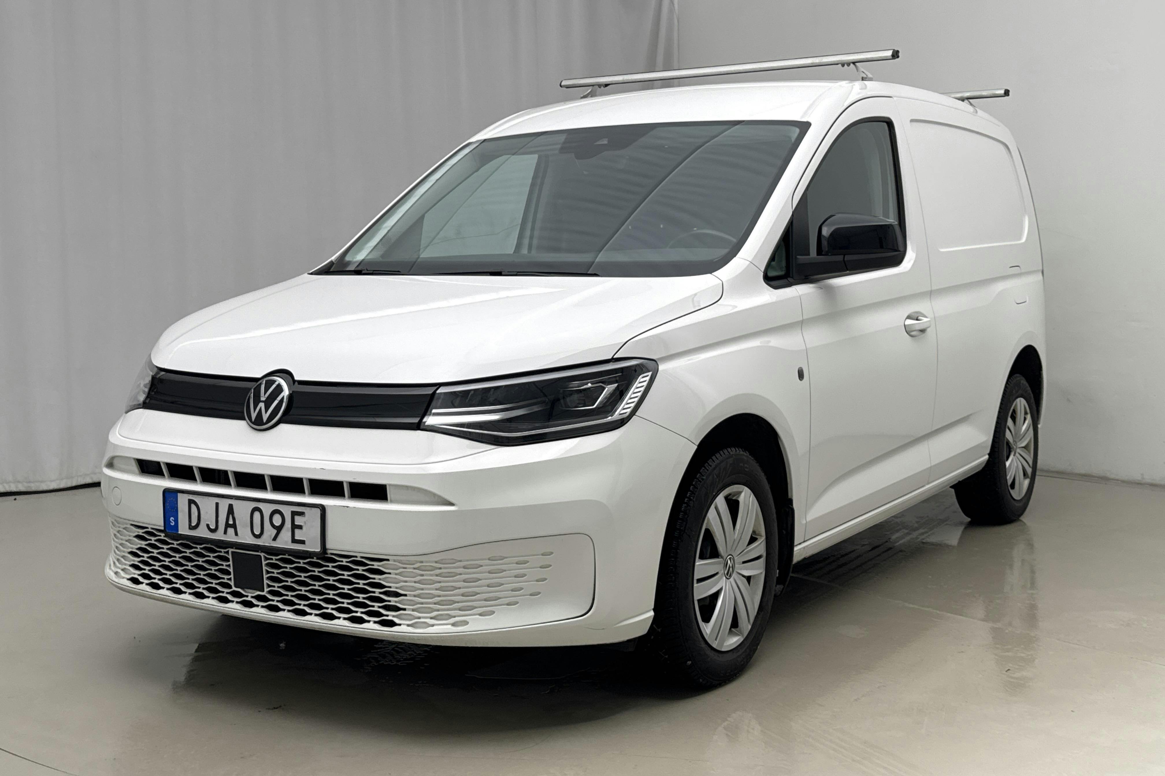 Presentationsfoto 1 av 21: VW Caddy Cargo 2.0 TDI Skåp (122hk) - 7 719 mil - Manuell - vit - 2023