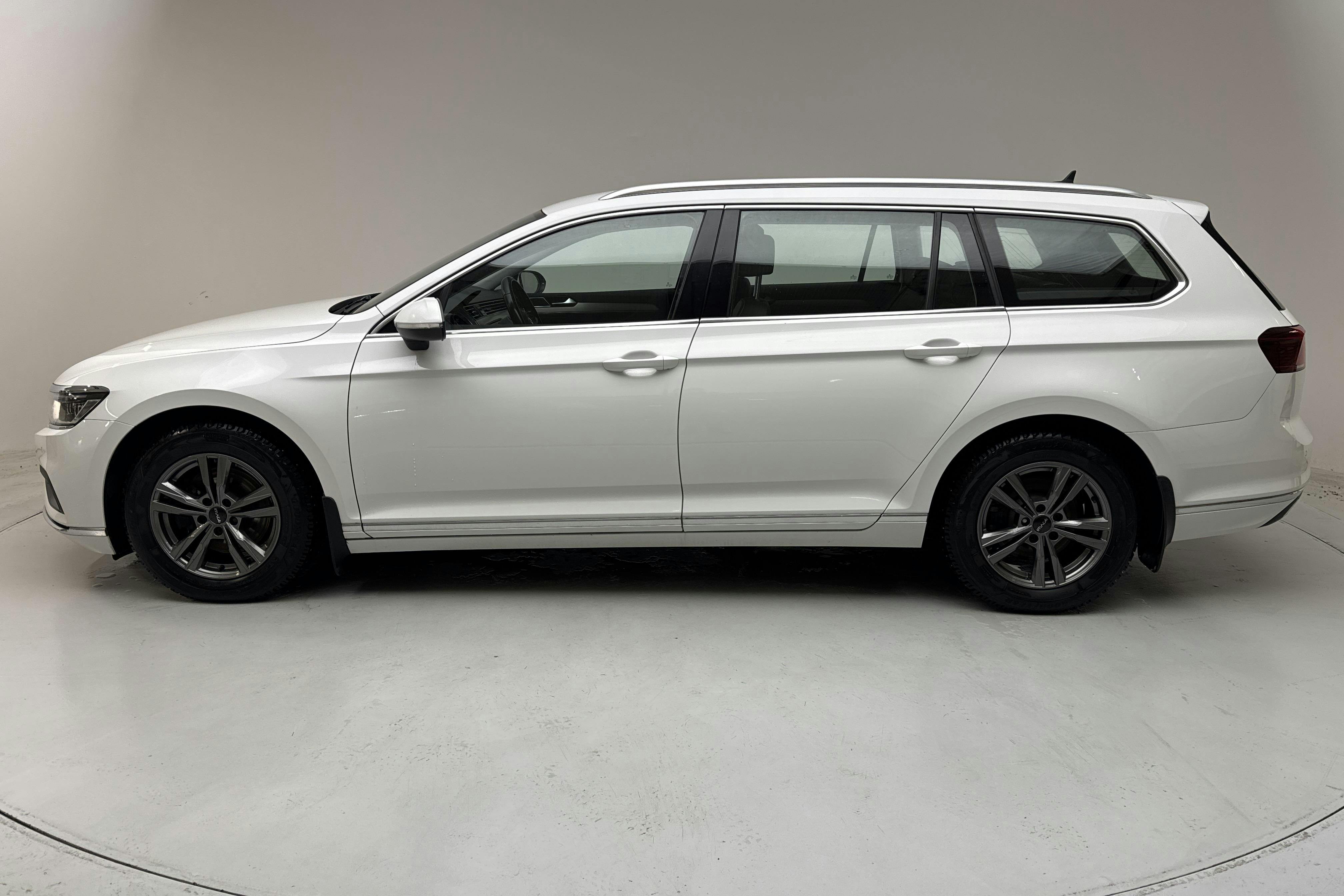 Presentation photo 2 of 15: VW Passat 2.0 TDI Sportscombi 4MOTION (190hk) - 223 250 km - Automatic - white - 2020