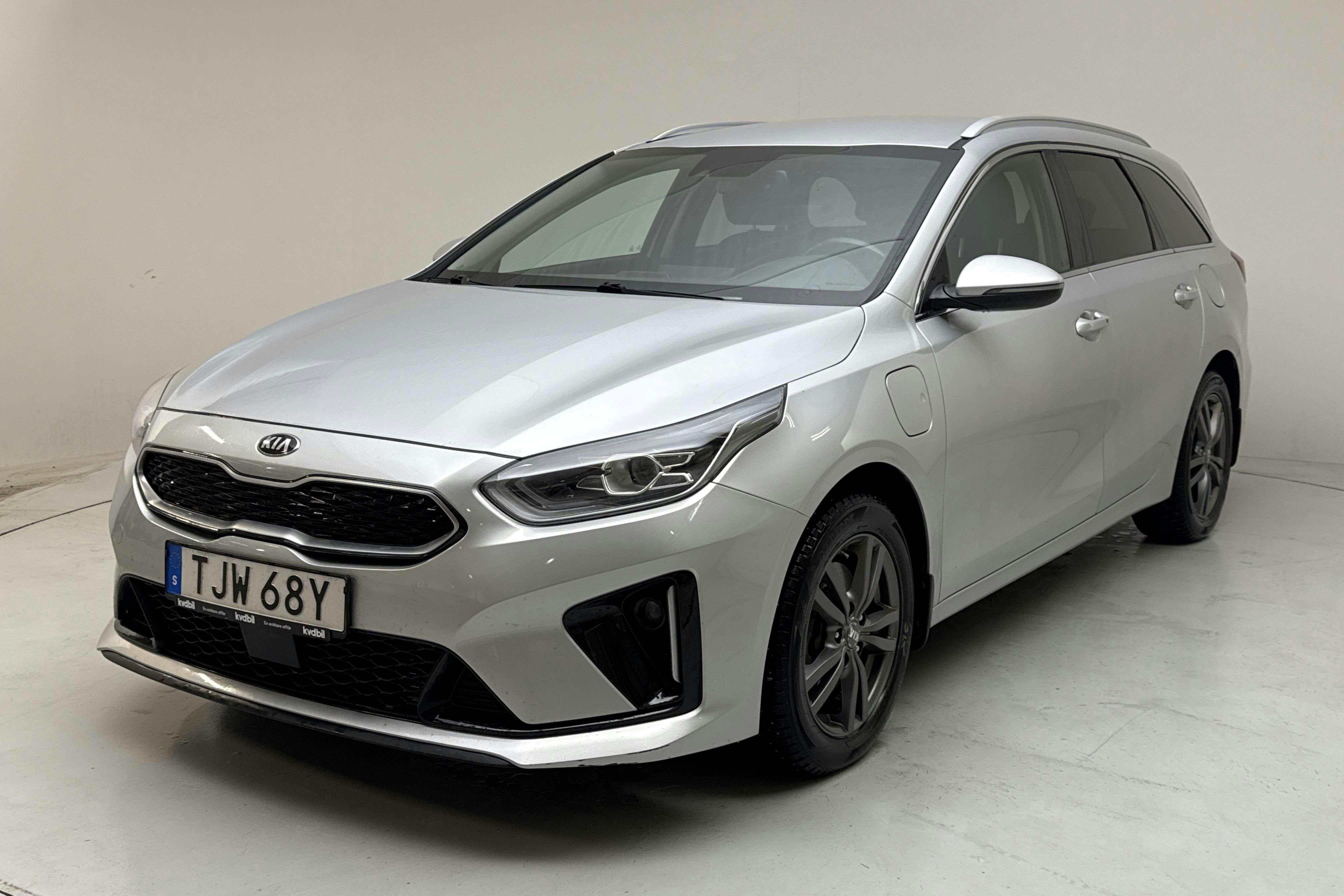 Presentationsfoto 1 av 15: KIA Ceed 1.6 Plug-in Hybrid SW (141hk) - 10 450 mil - Automat - grå - 2020