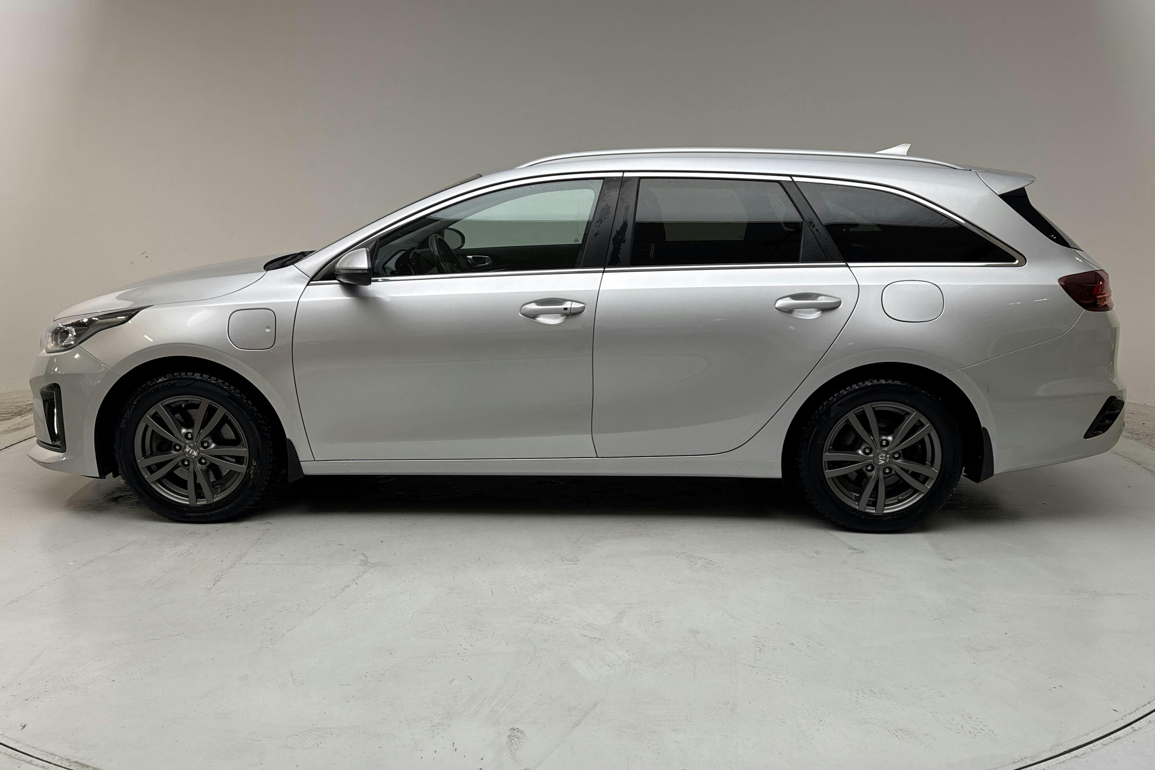 Presentationsfoto 2 av 15: KIA Ceed 1.6 Plug-in Hybrid SW (141hk) - 10 450 mil - Automat - grå - 2020