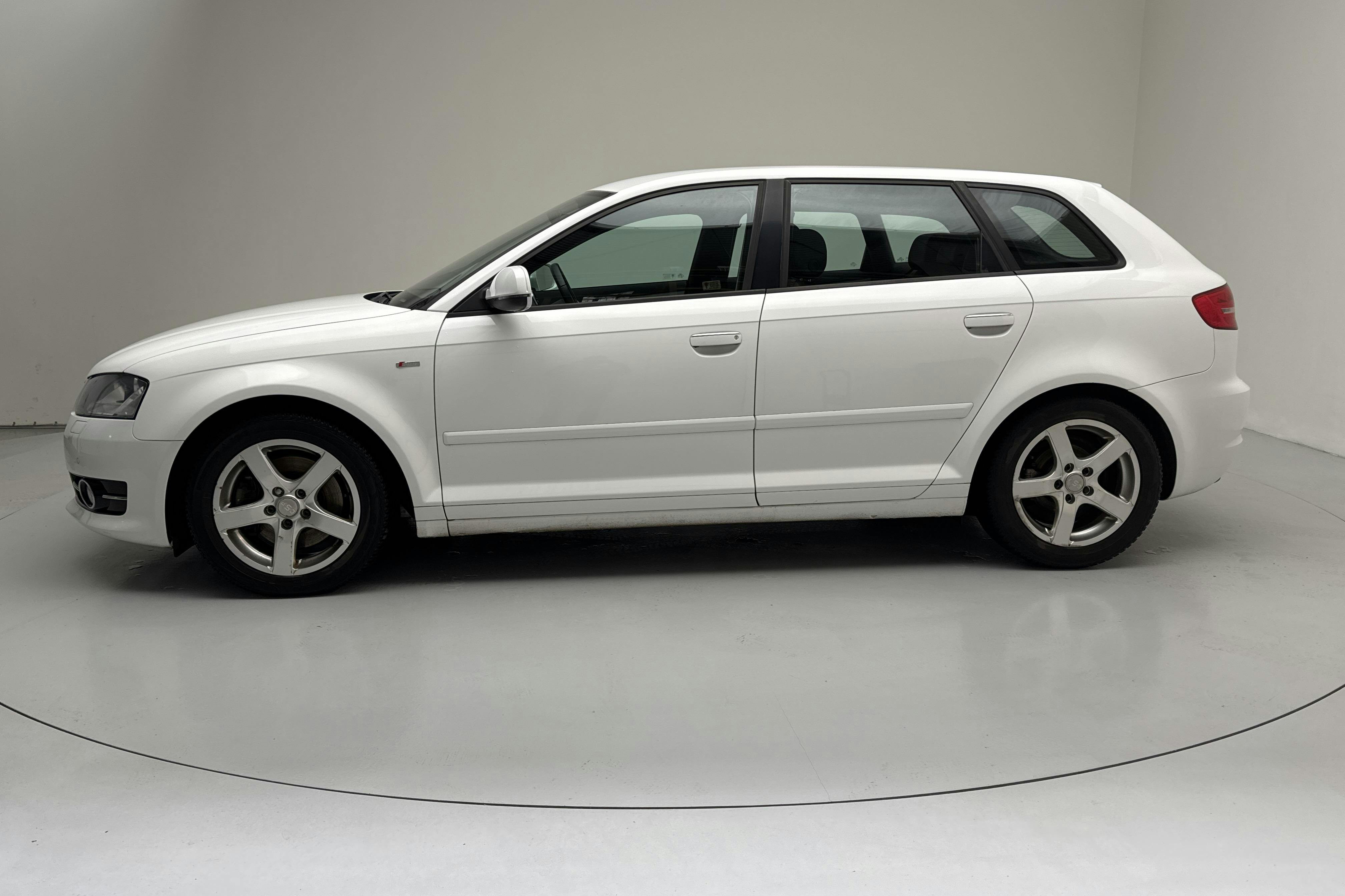 Presentationsfoto 2 av 12: Audi A3 2.0 TDI Sportback (170hk) - 7 298 mil - Manuell - vit - 2011