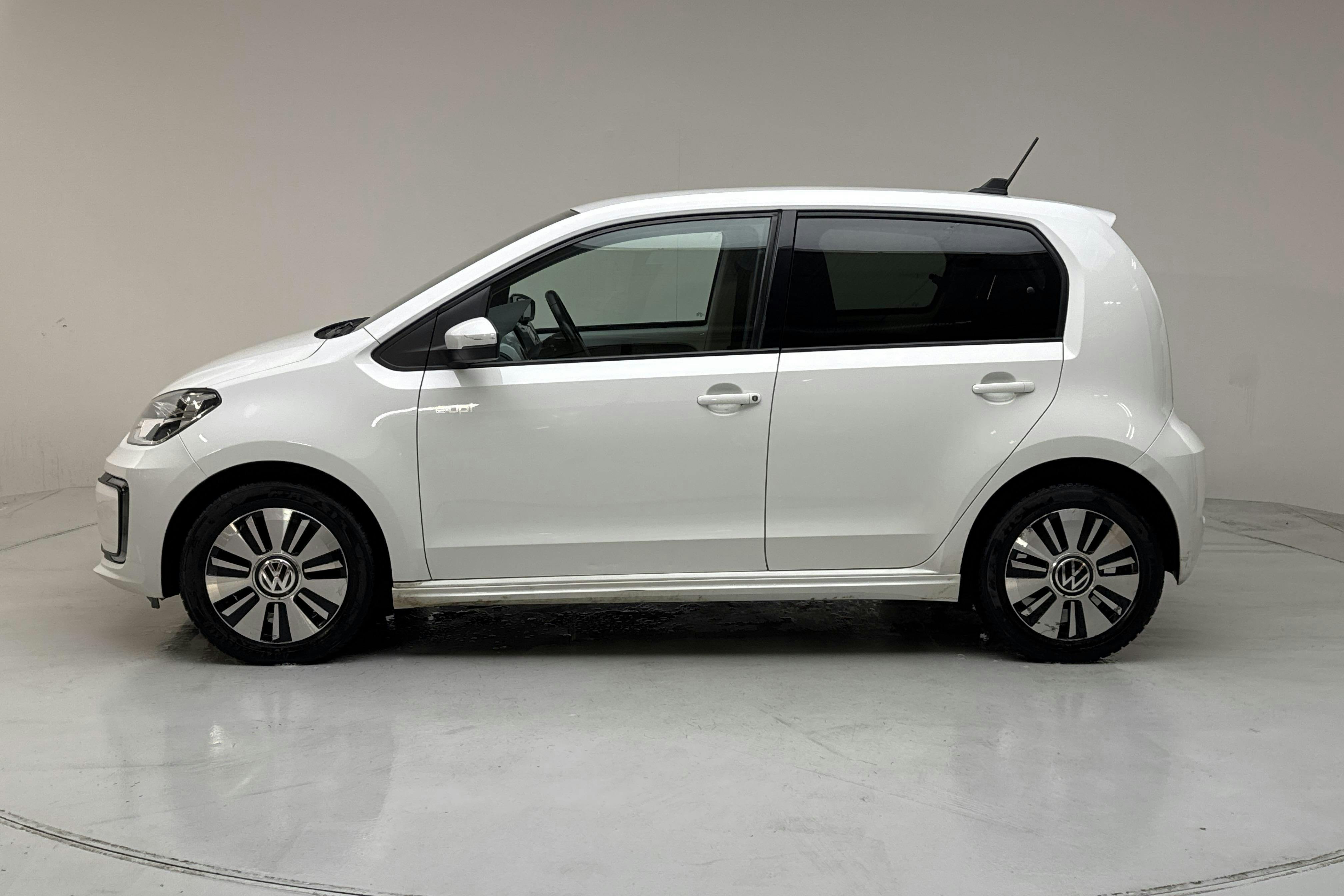 Presentation photo 2 of 13: VW e-up! (83hk) - 75 410 km - Automatic - white - 2020