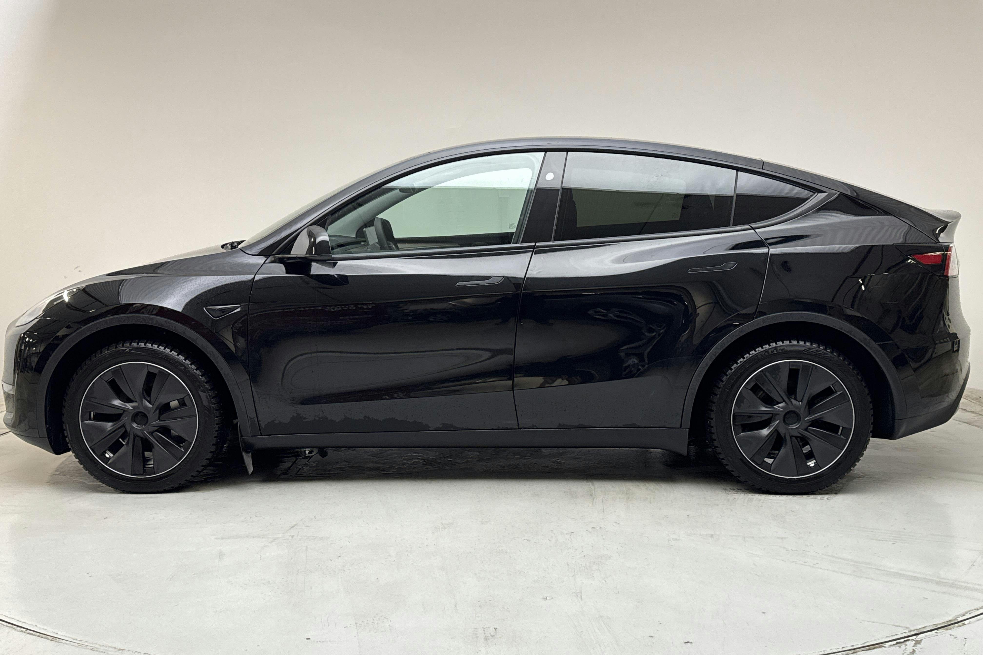 Presentation photo 2 of 21: Tesla Model Y Long Range Dual Motor AWD - 50 650 km - Automatic - black - 2024