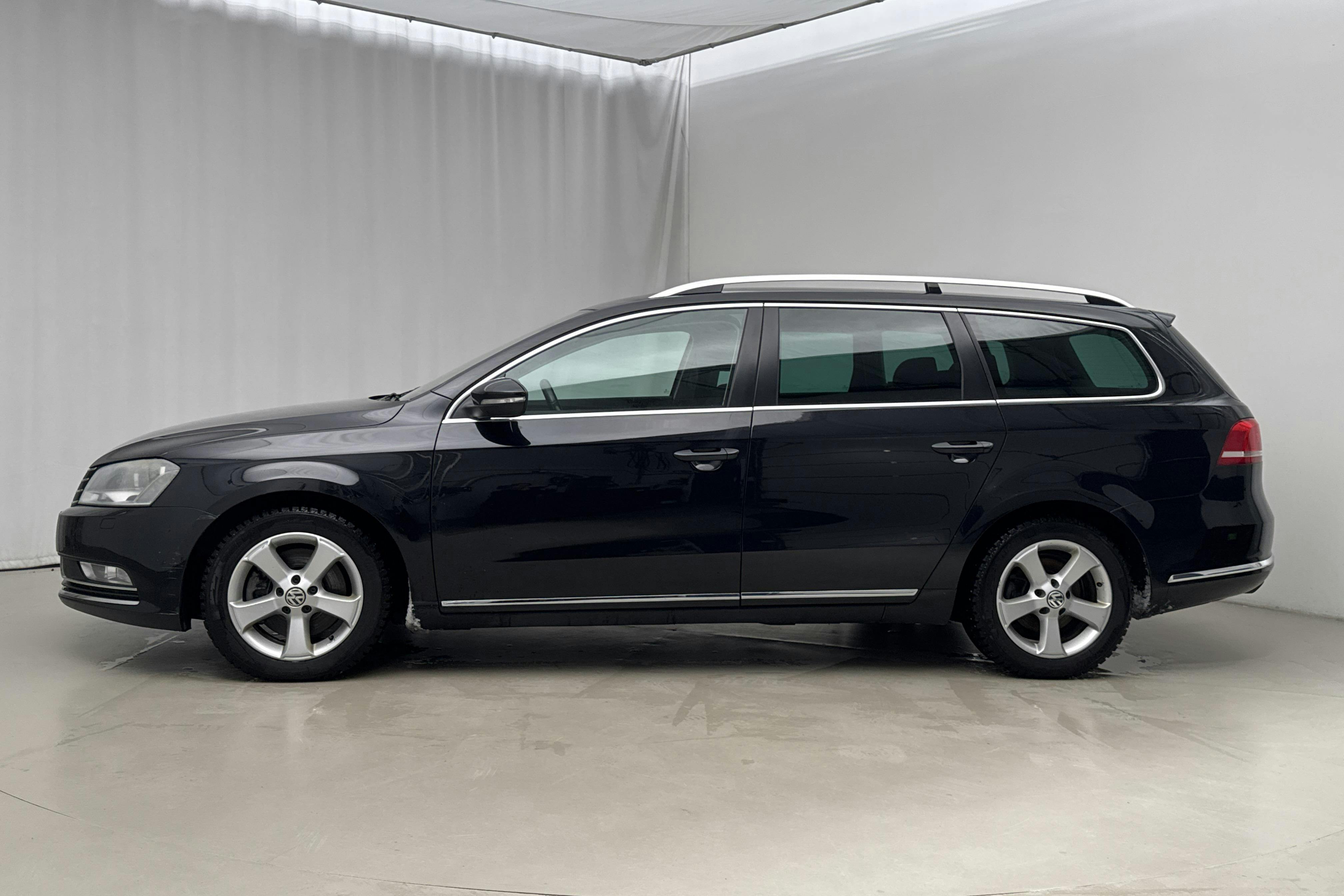 Presentationsfoto 2 av 18: VW Passat 2.0 TDI BlueMotion Technology Variant 4Motion (140hk) - 20 111 mil - Manuell - svart - 2014