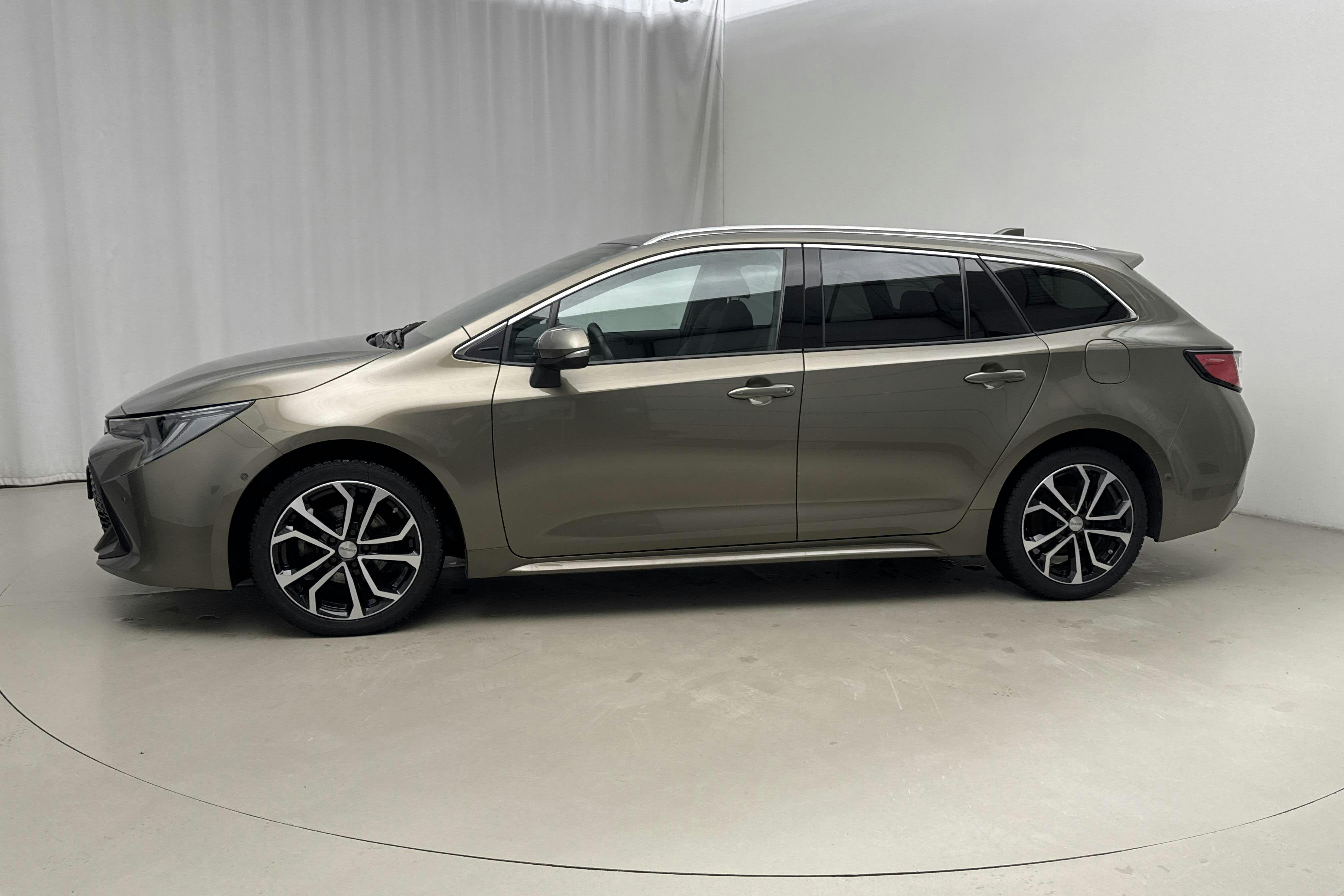 Zdjęcie prezentacyjne 2 z 15: Toyota Corolla 1.8 Hybrid Touring Sports (122hk) - 85 090 km - Automatyczna - zielony - 2022