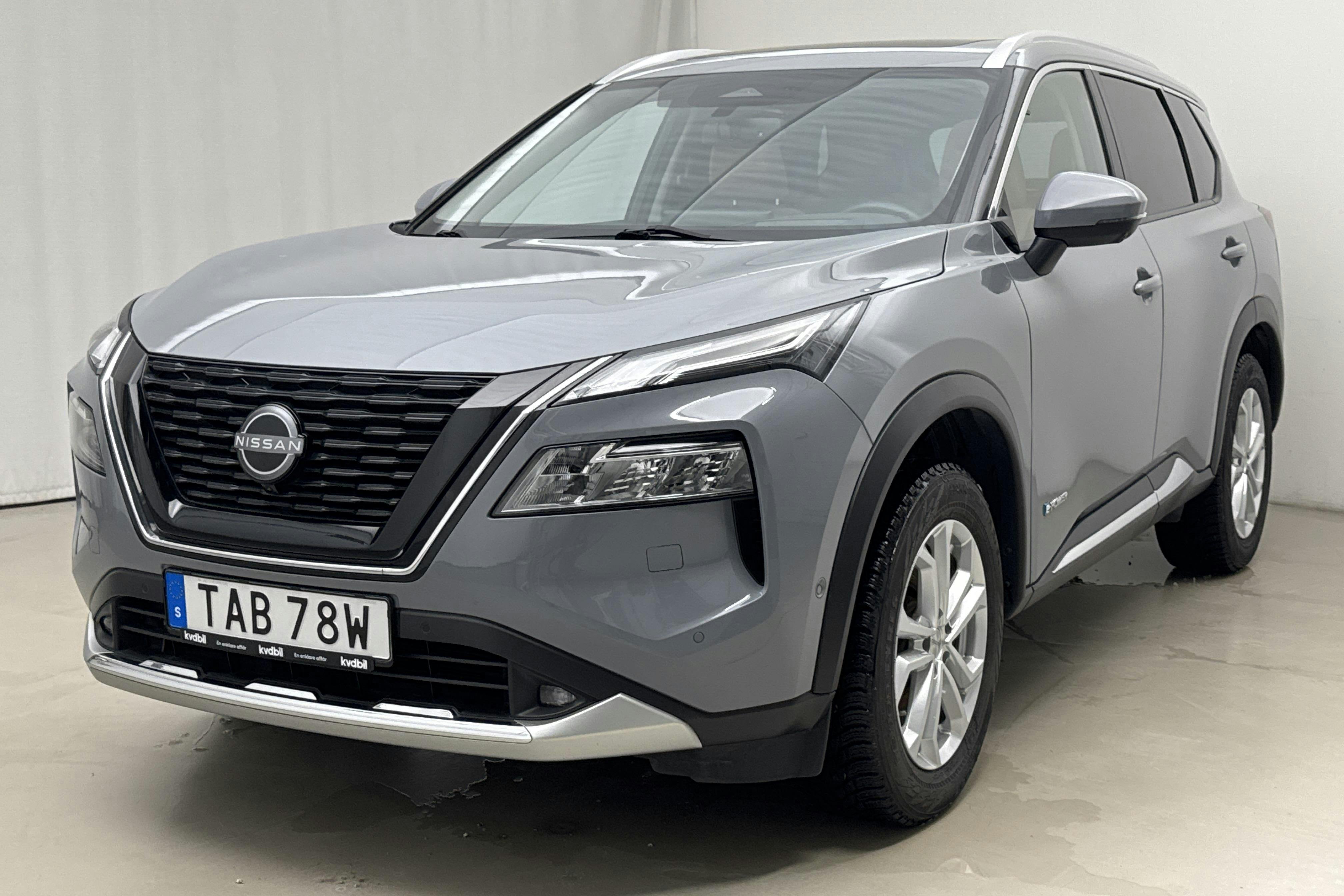 Präsentationsfoto 1 von 18: Nissan X-Trail e-4orce (158hk) - 56 080 Kilometer - Verkaufsautomat - Light Grey - 2023