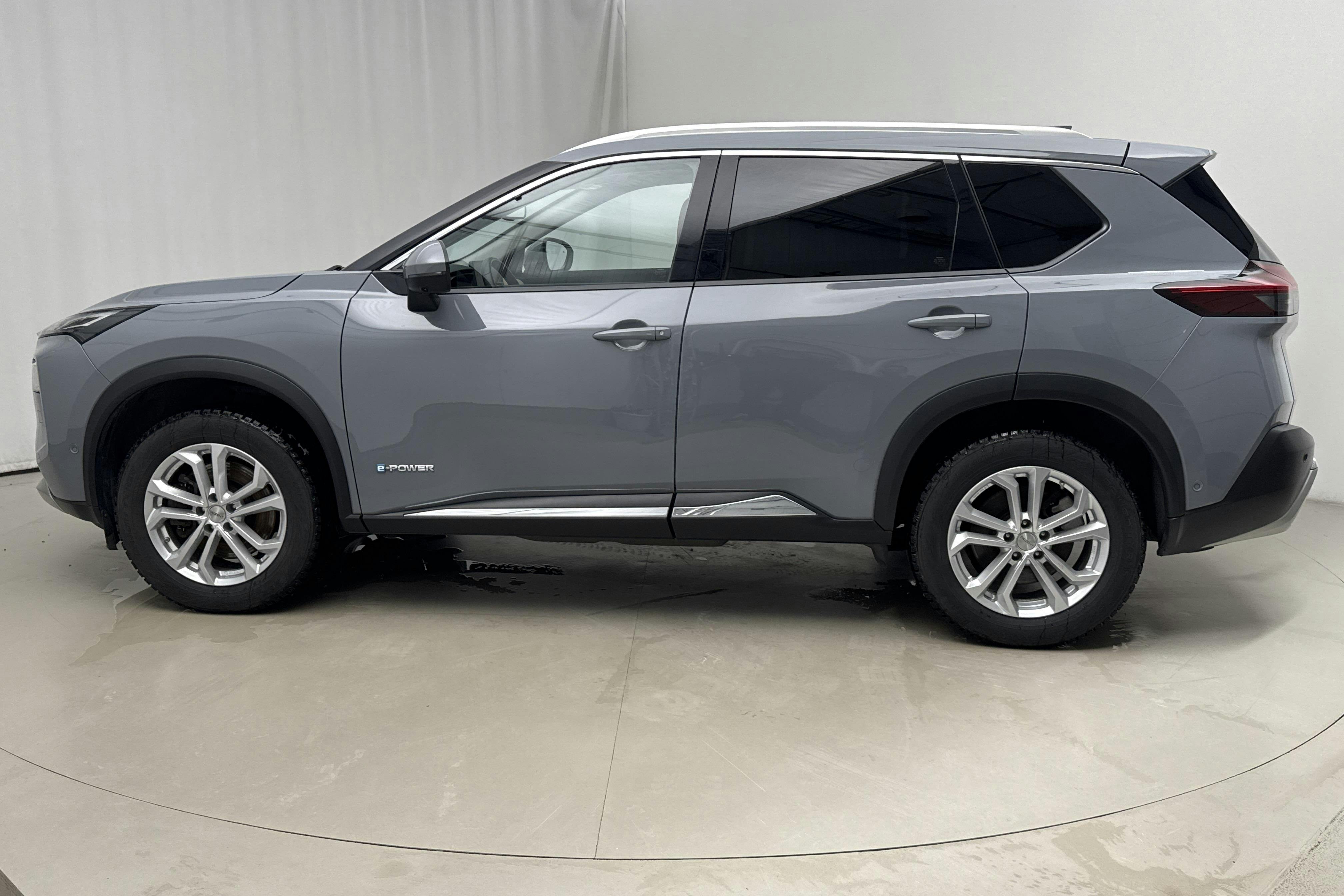 Präsentationsfoto 2 von 18: Nissan X-Trail e-4orce (158hk) - 56 080 Kilometer - Verkaufsautomat - Light Grey - 2023