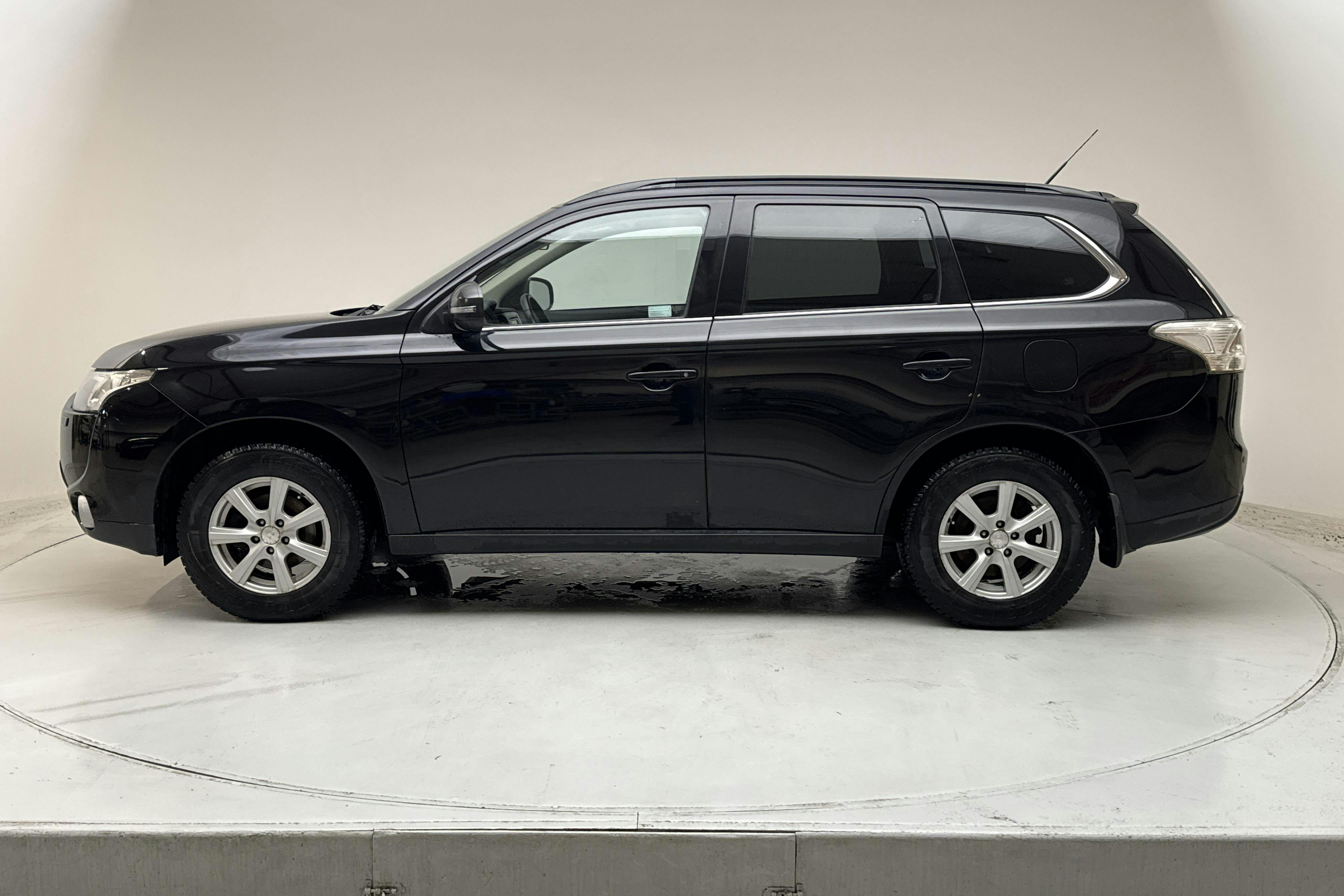 Esitlusfoto 2 aadressil 15: Mitsubishi Outlander 2.2 Di-D 4WD (150hk) - 186 760 km - Käsitsi - must - 2013