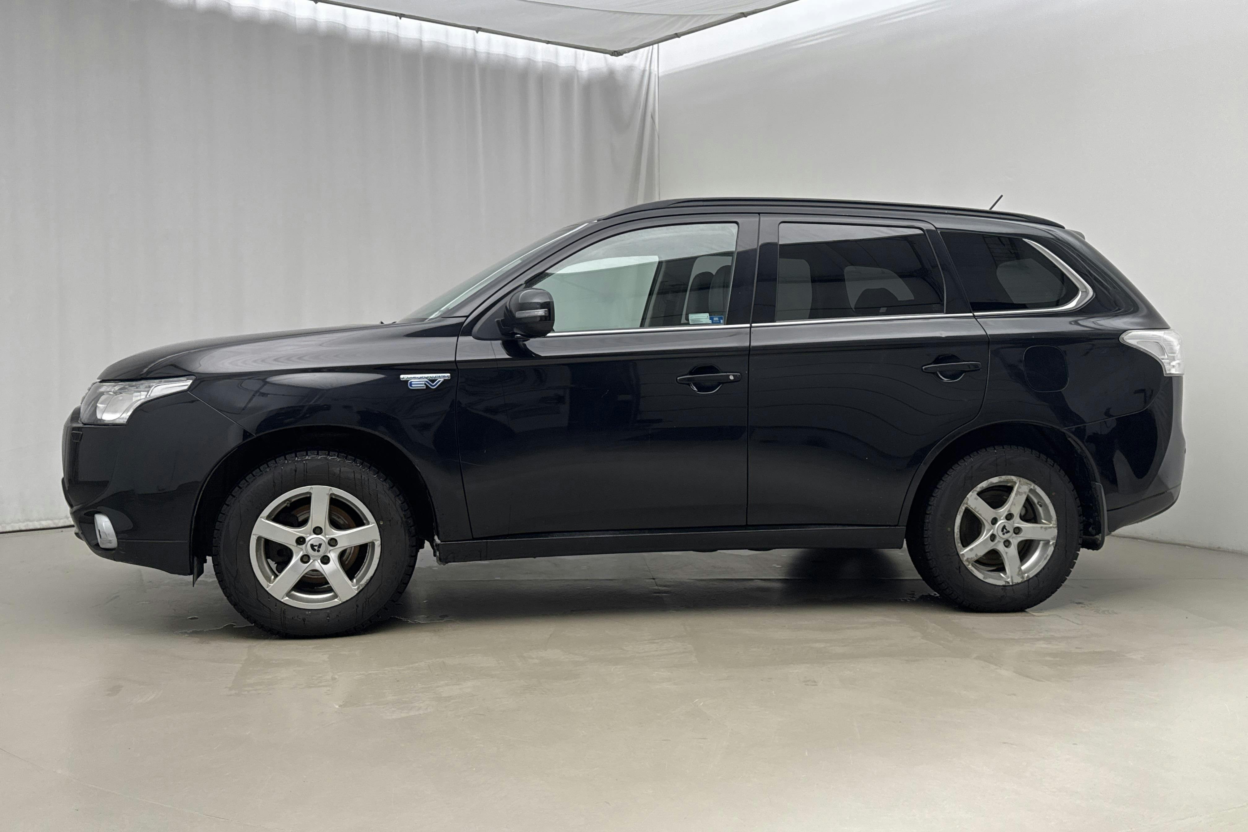 Esittelykuva 2 osoitteesta 21: Mitsubishi Outlander 2.0 Plug-in Hybrid 4WD (121hk) - 191 930 km - Automaattinen - musta - 2014