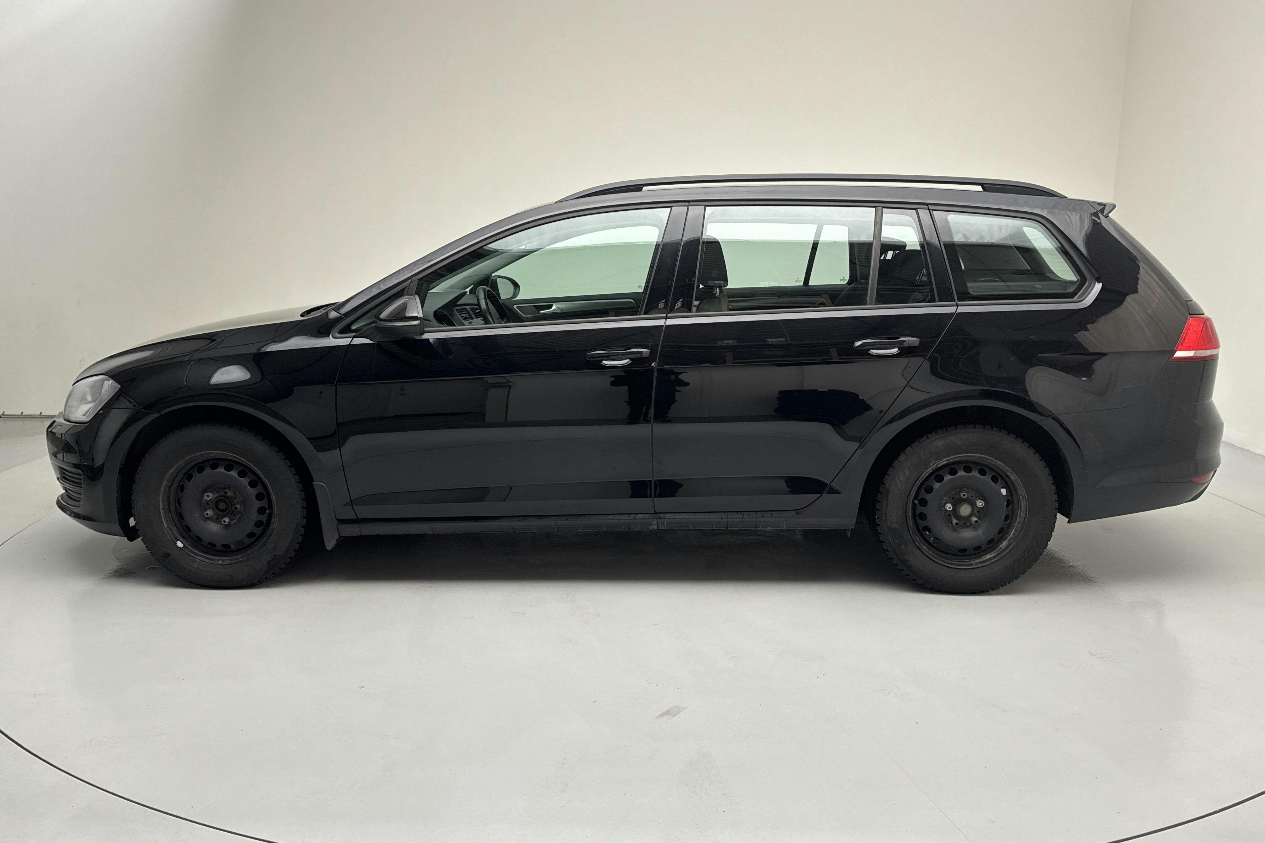 Presentationsfoto 2 av 13: VW Golf VII 1.2 TSI Sportscombi (105hk) - 12 171 mil - Manuell - svart - 2015