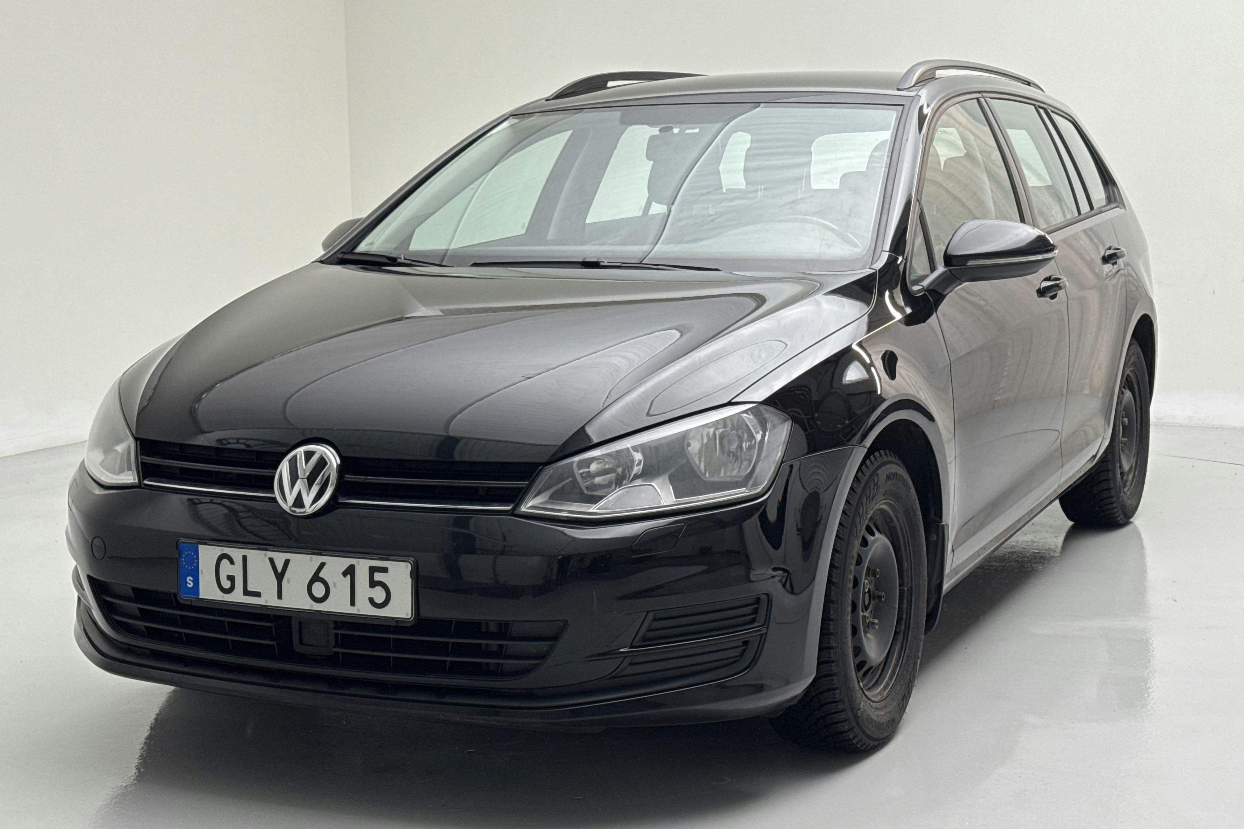 Presentationsfoto 1 av 13: VW Golf VII 1.2 TSI Sportscombi (105hk) - 12 171 mil - Manuell - svart - 2015