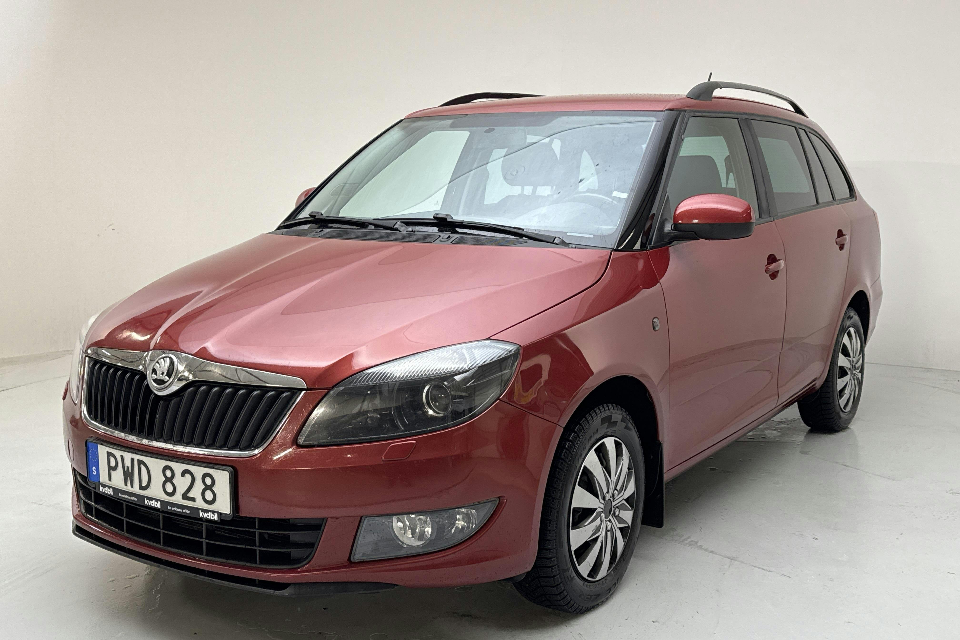 Presentationsfoto 1 av 12: Skoda Fabia 1.2 TSI Combi (86hk) - 13 817 mil - Manuell - röd - 2015