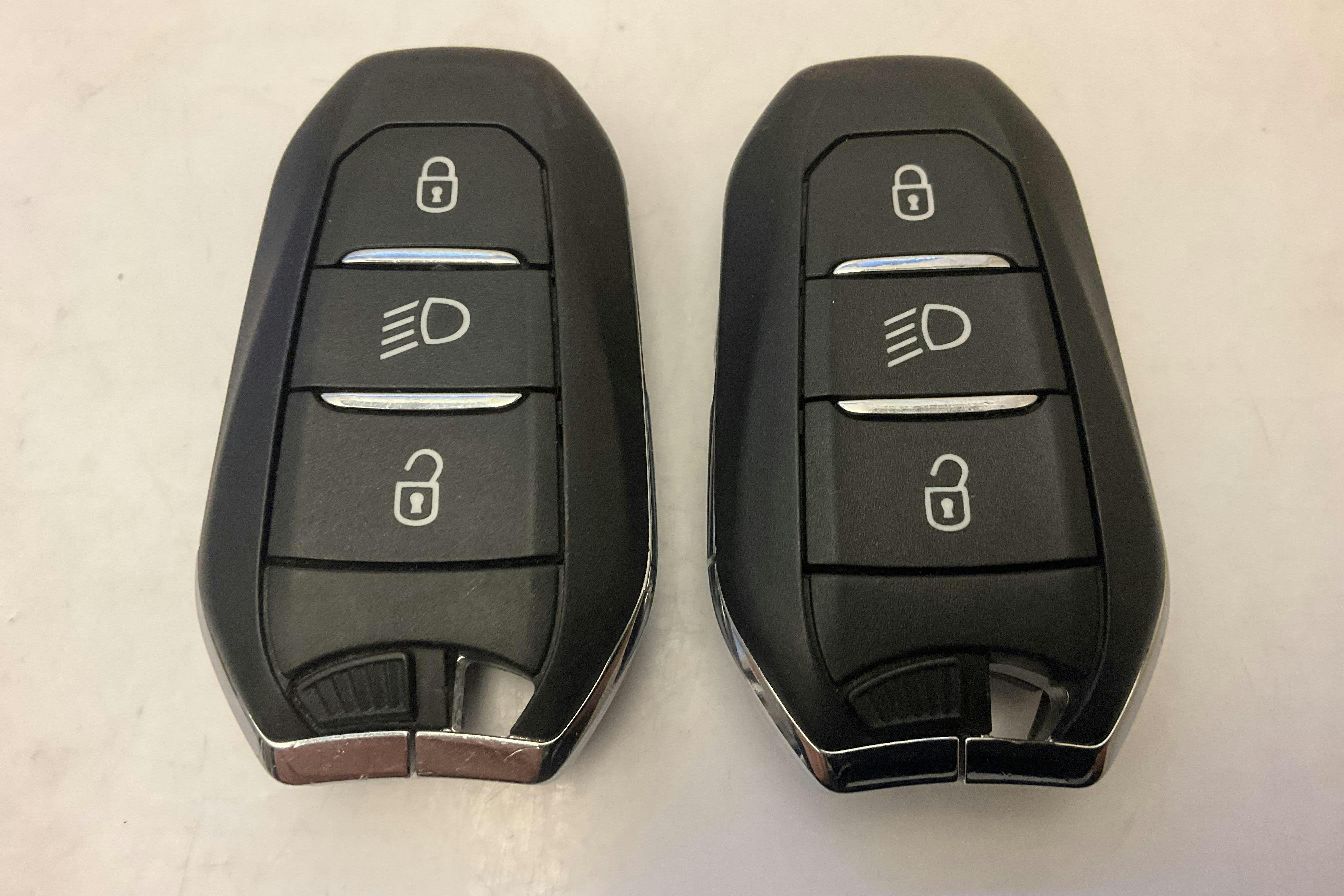 Presentation photo 16 of 16: Peugeot e-2008 50kWh (136hk) - 55 040 km - Automatic - gray - 2021