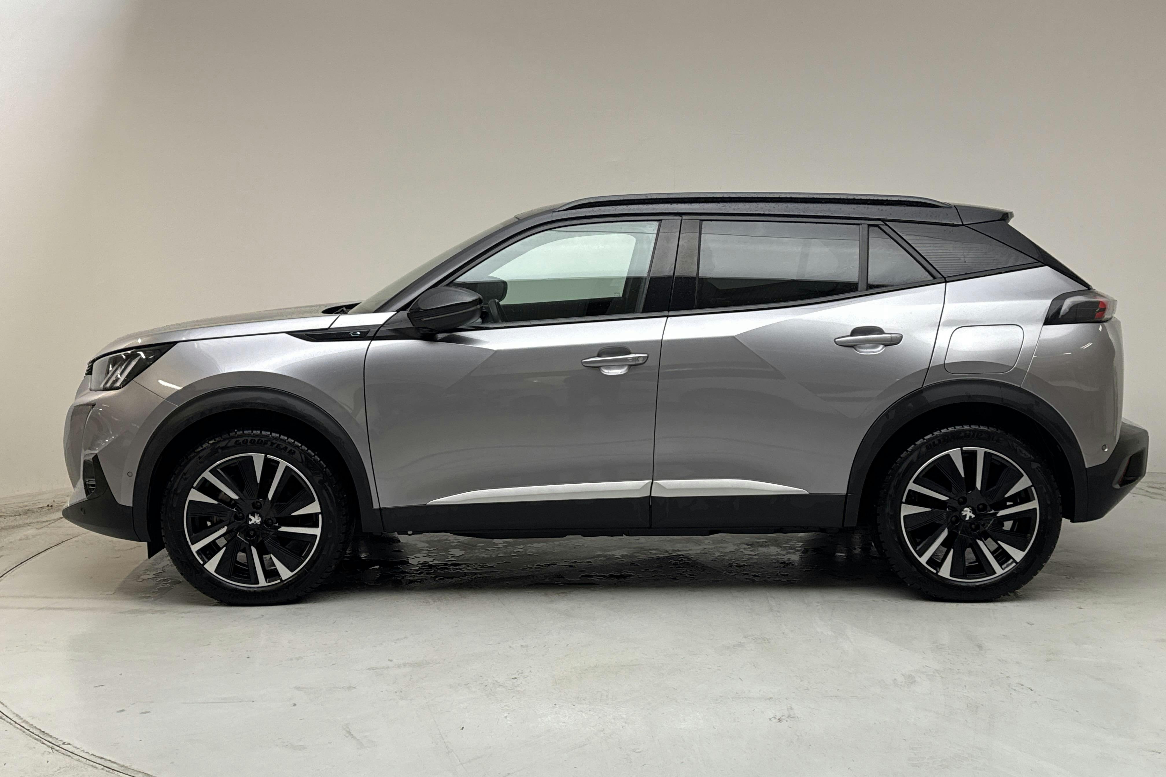 Presentation photo 2 of 16: Peugeot e-2008 50kWh (136hk) - 55 040 km - Automatic - gray - 2021
