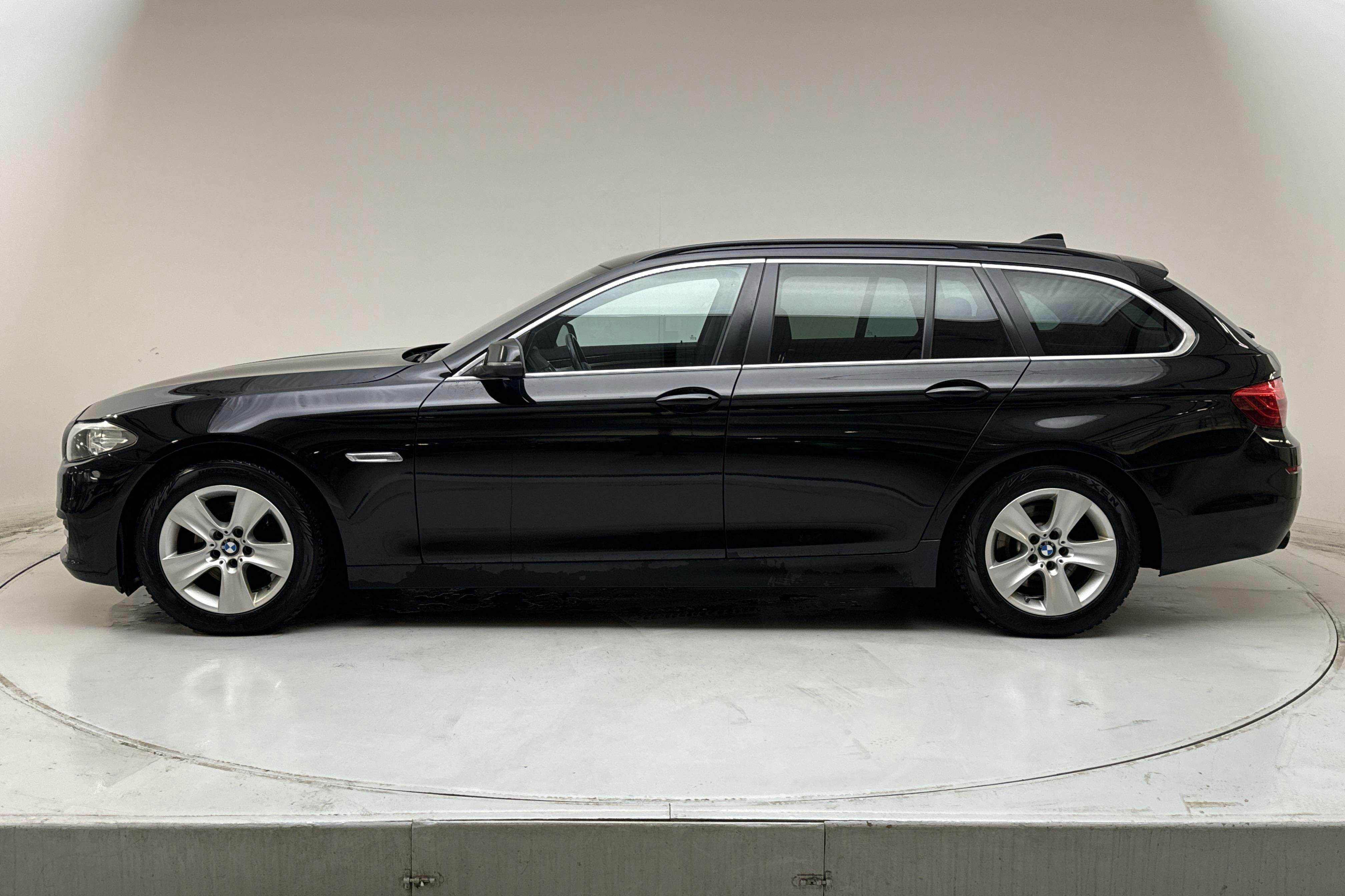 Præsentationsfoto 2 af 12: BMW 520d xDrive Touring, F11 (184hk) - 254 790 kilometer - Salgsautomat - Sort - 2014