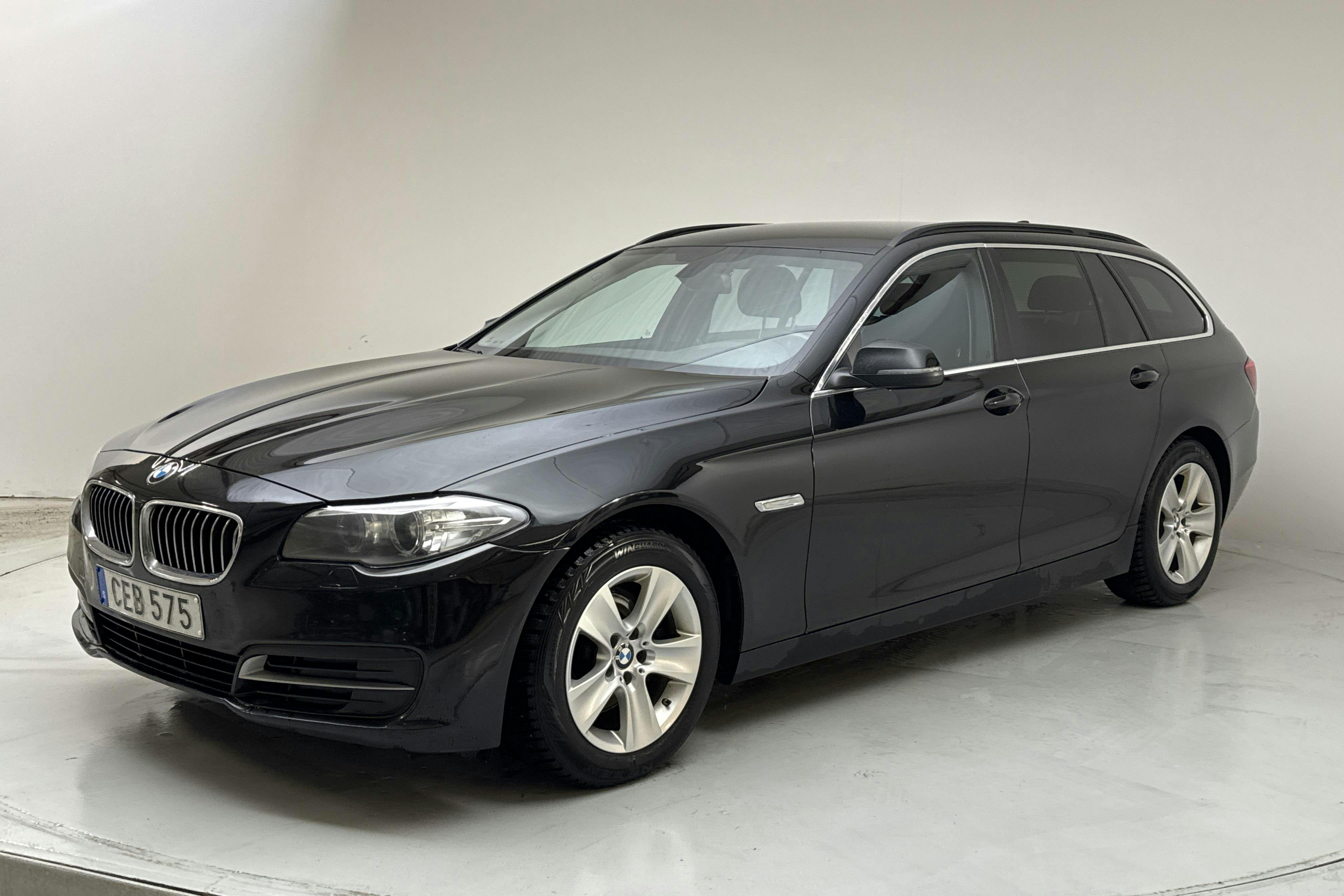 Præsentationsfoto 1 af 12: BMW 520d xDrive Touring, F11 (184hk) - 254 790 kilometer - Salgsautomat - Sort - 2014