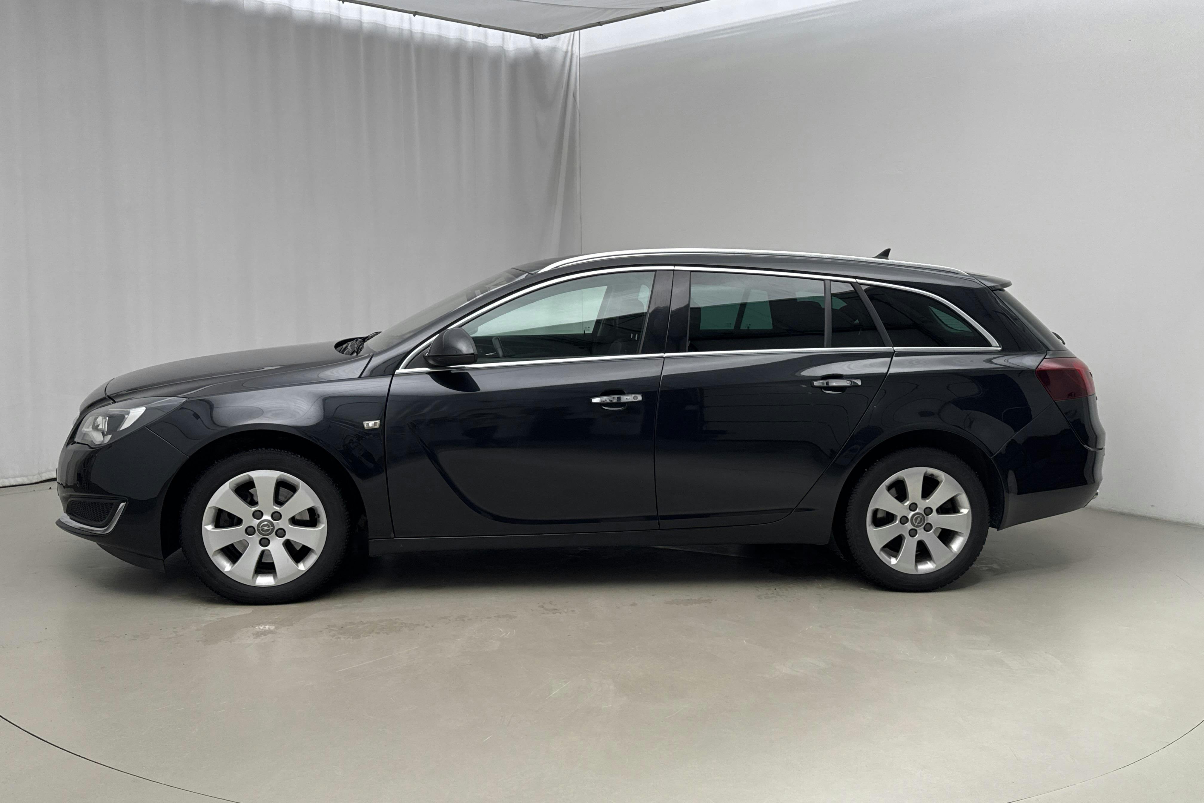 Præsentationsfoto 2 af 16: Opel Insignia 2.0 CDTI ECOTEC 4x4 Sports Tourer (170hk) - 99 360 kilometer - Salgsautomat - Sort - 2016