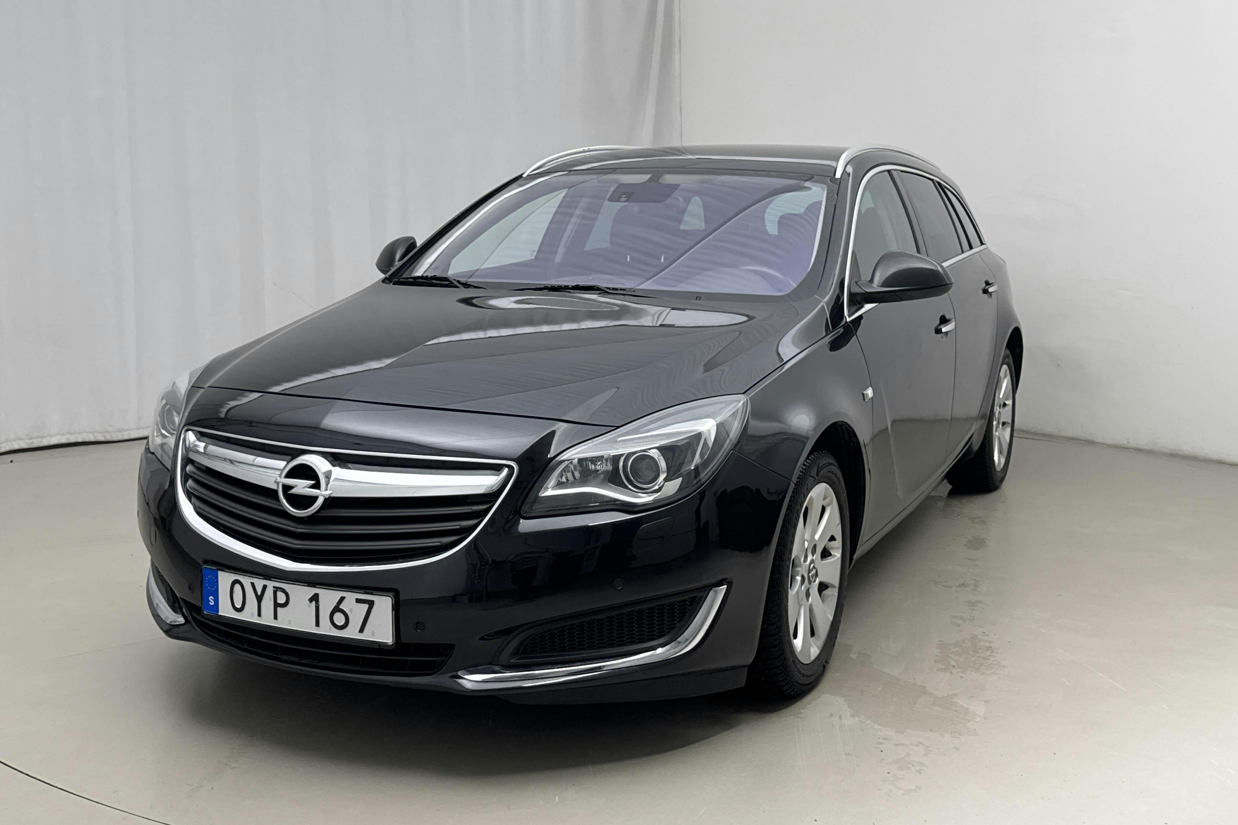 Præsentationsfoto 1 af 16: Opel Insignia 2.0 CDTI ECOTEC 4x4 Sports Tourer (170hk) - 99 360 kilometer - Salgsautomat - Sort - 2016