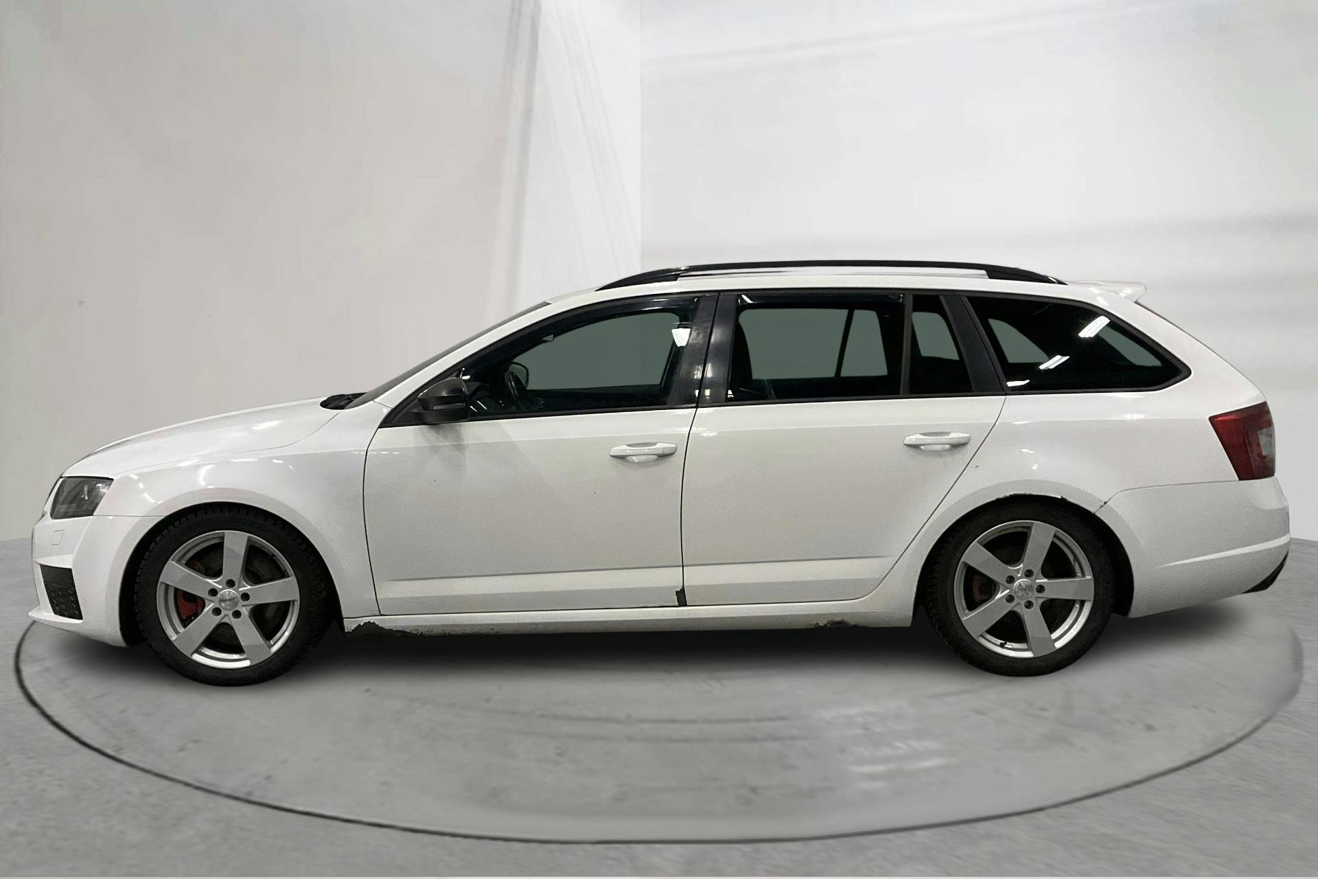 Presentationsfoto 2 av 15: Skoda Octavia III 2.0 TDI RS Combi (184hk) - 22 789 mil - Automat - vit - 2014