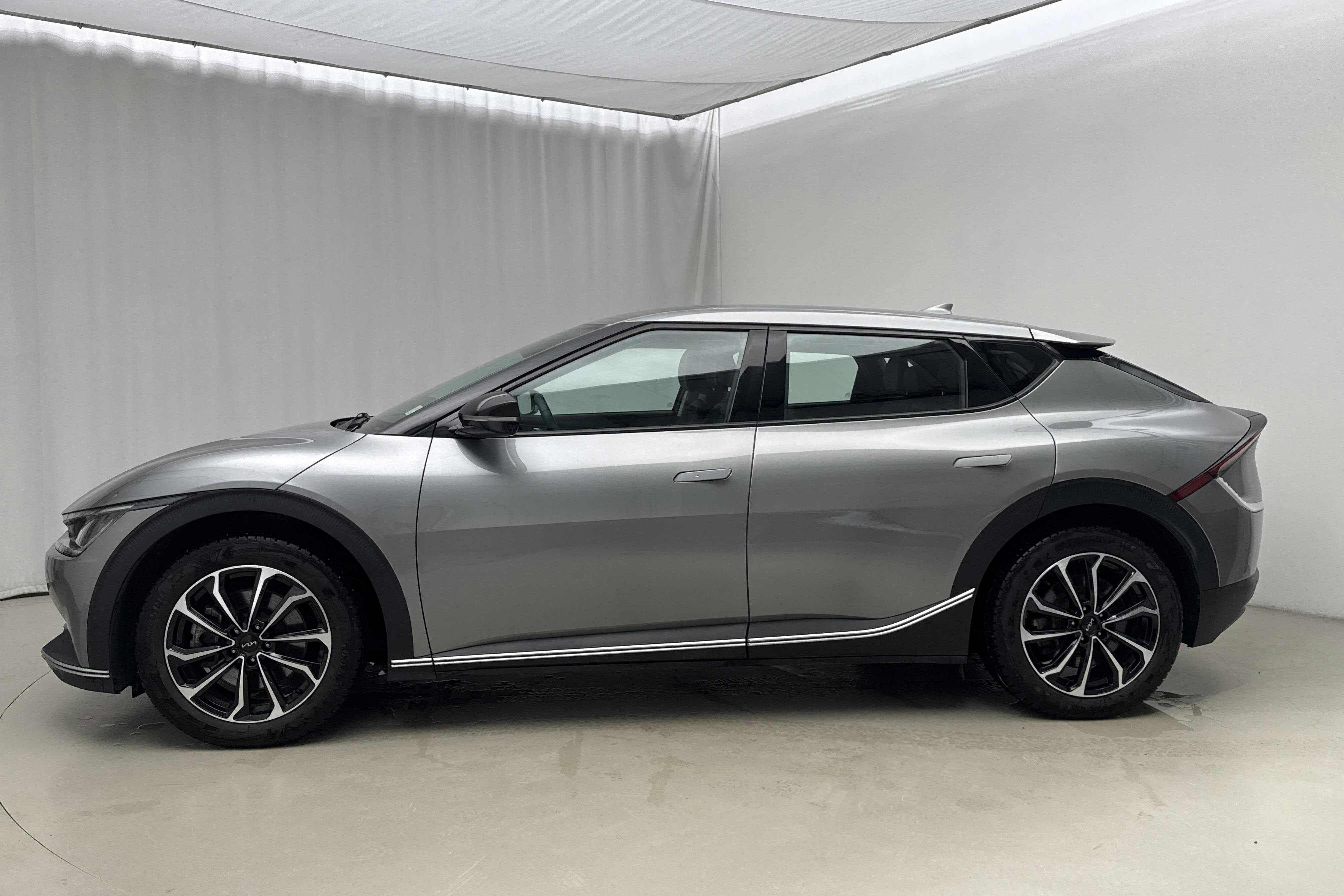 Zdjęcie prezentacyjne 2 z 18: KIA EV6 RWD (228hk) - 57 180 km - Automatyczna - szary - 2023