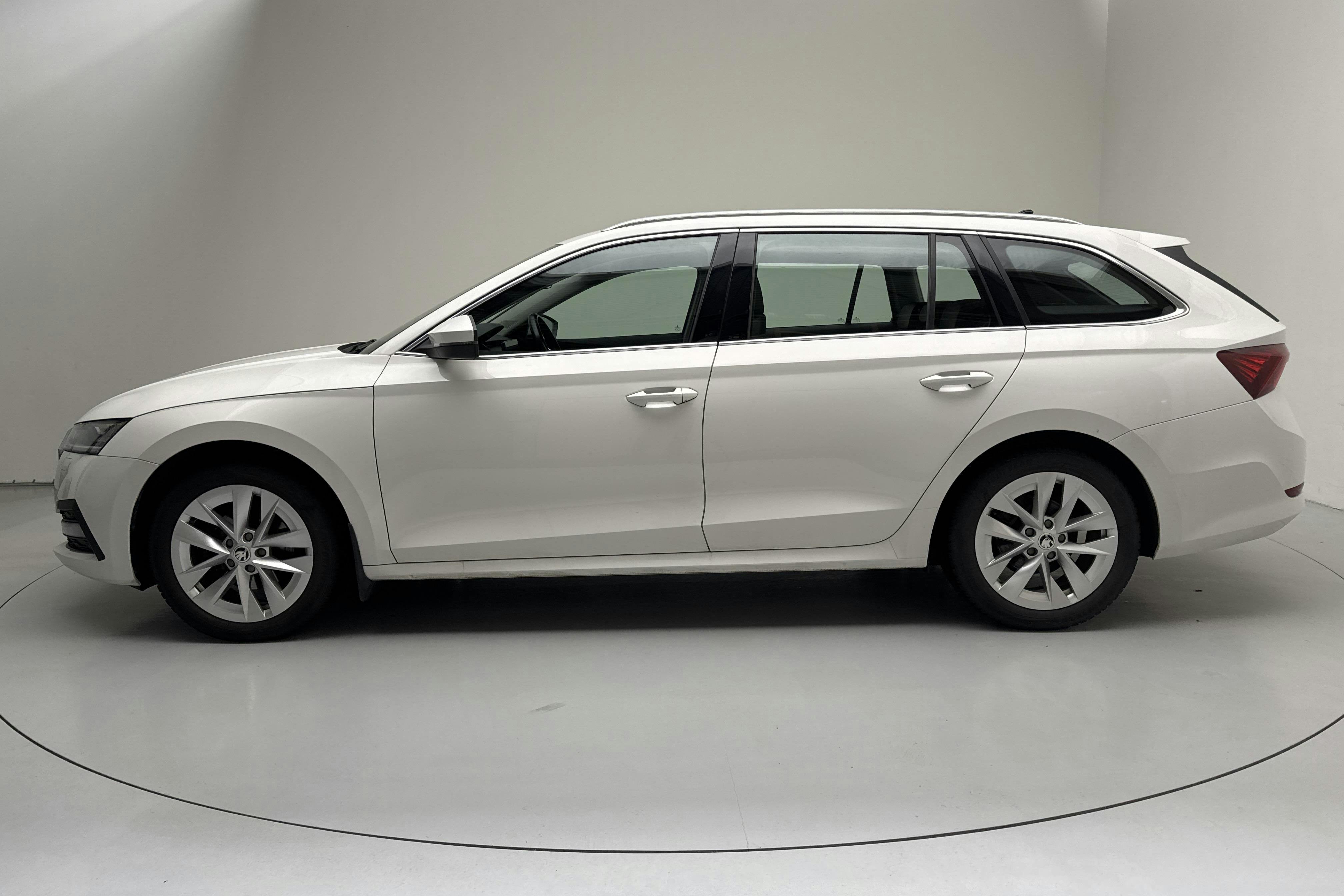 Presentation photo 2 of 15: Skoda Octavia TSI e-Tec mHEV Combi (110hk) - 102 670 km - Automatic - white - 2021