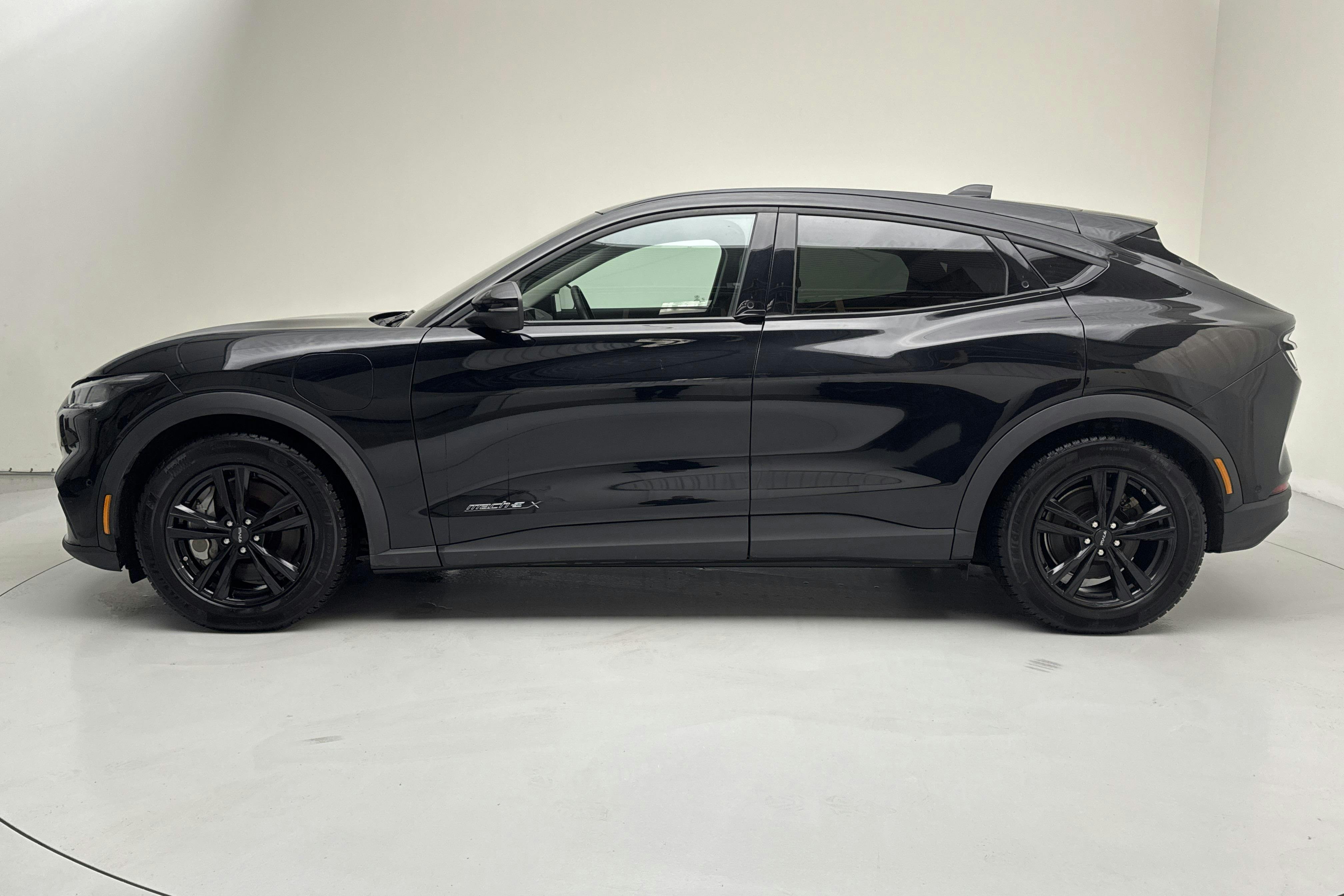 Præsentationsfoto 2 af 19: Ford Mustang Mach-E 91kWh RWD (294hk) - 43 920 kilometer - Salgsautomat - Sort - 2022