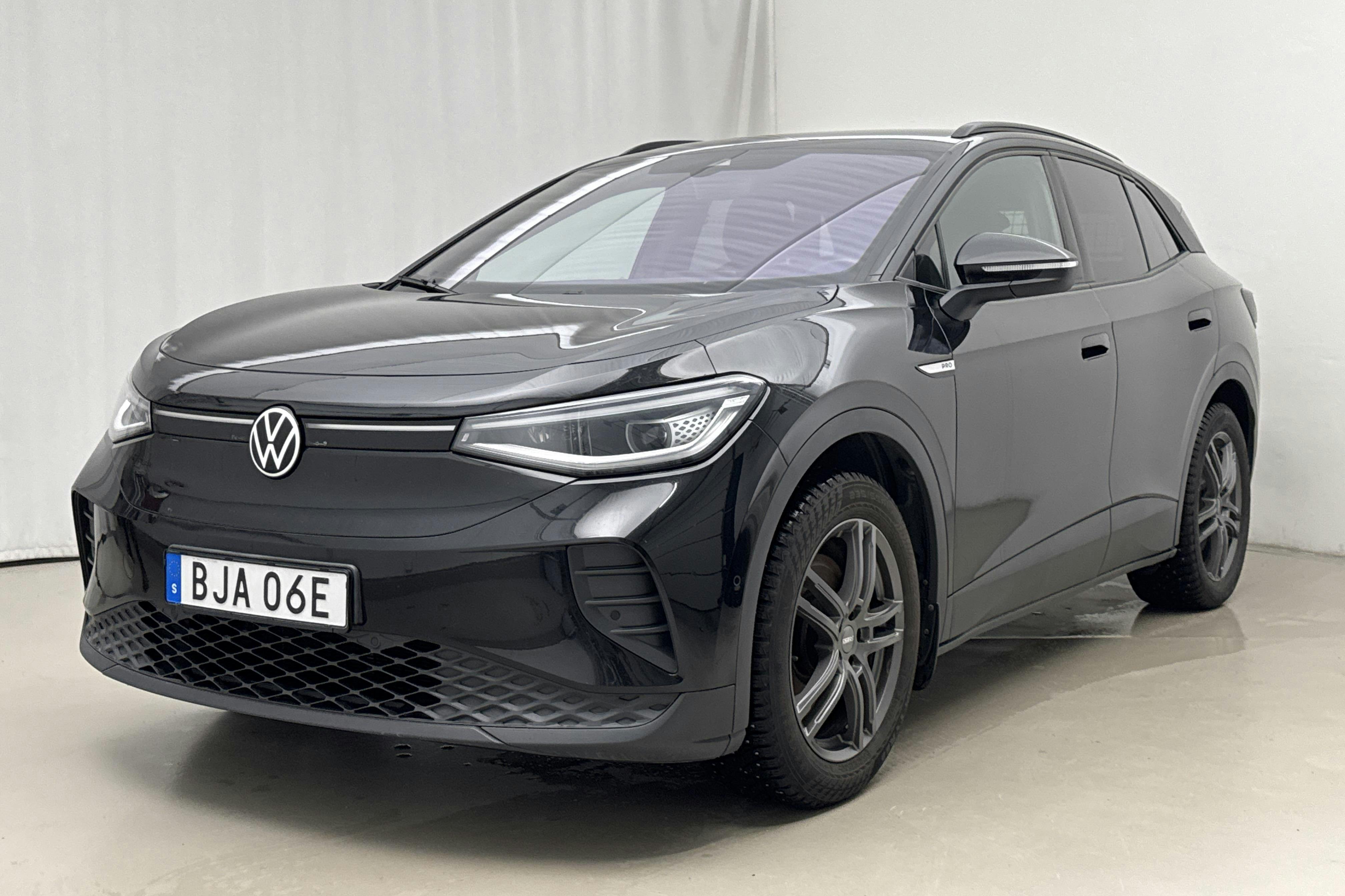 Præsentationsfoto 1 af 23: VW ID.4 77kWh (204hk) - 92 620 kilometer - Salgsautomat - Sort - 2023