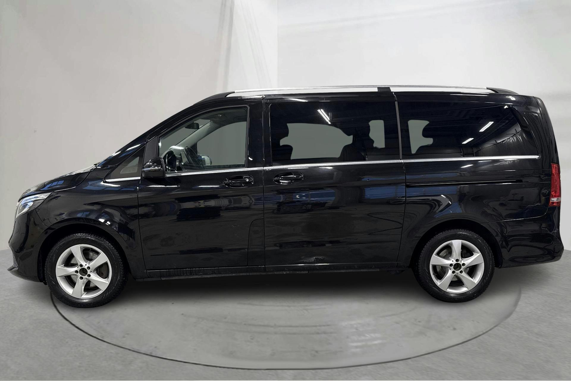 Presentationsfoto 2 av 19: Mercedes V 250 d 4MATIC W447 (190hk) - 12 710 mil - Automat - svart - 2022