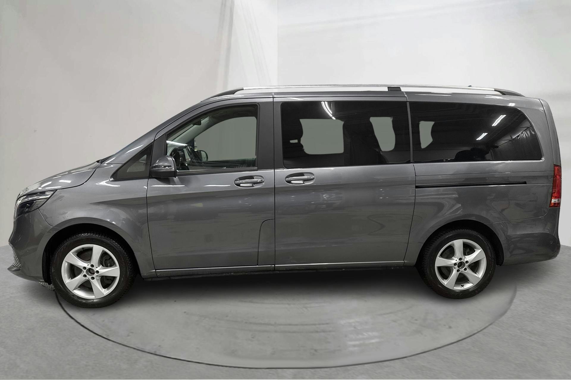 Presentationsfoto 2 av 20: Mercedes V 250 d 4MATIC W447 (190hk) - 11 806 mil - Automat - grå - 2023