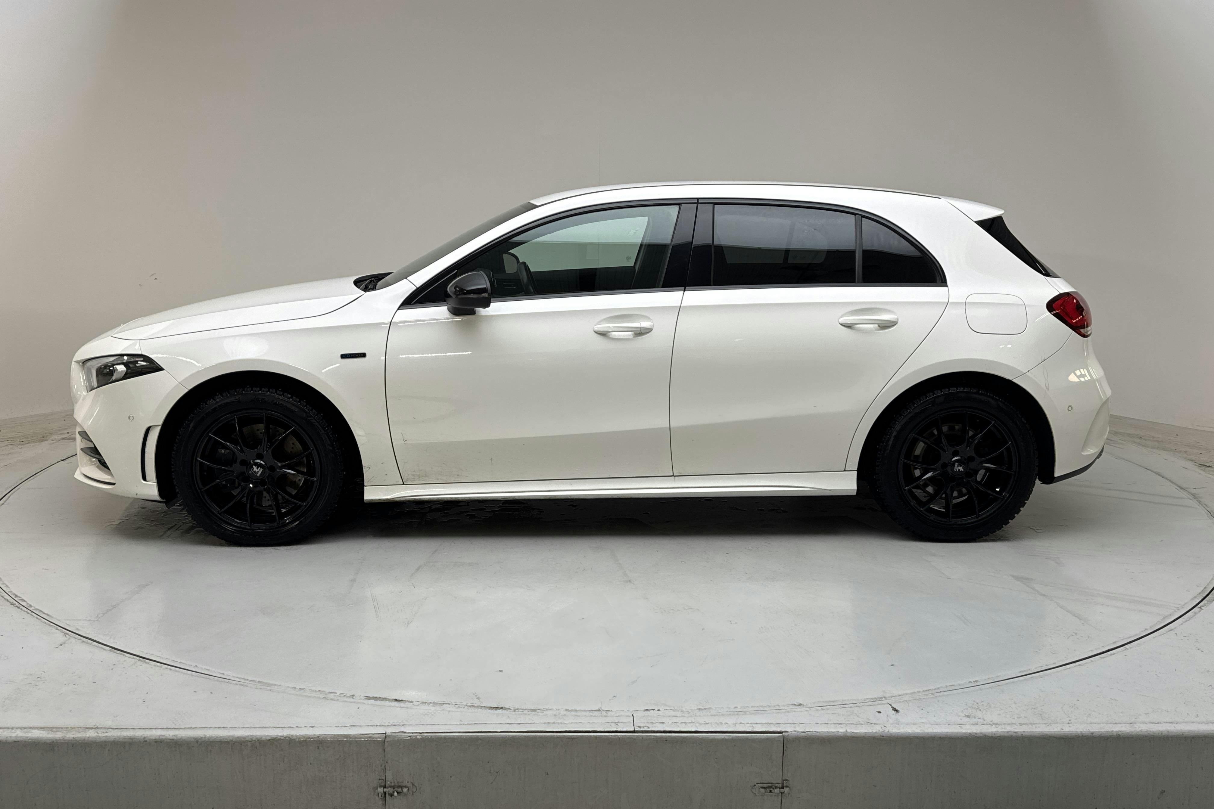 Präsentationsfoto 2 von 17: Mercedes A 250 e 5dr W177 (218hk) - 126 300 Kilometer - Verkaufsautomat - Weiß - 2020