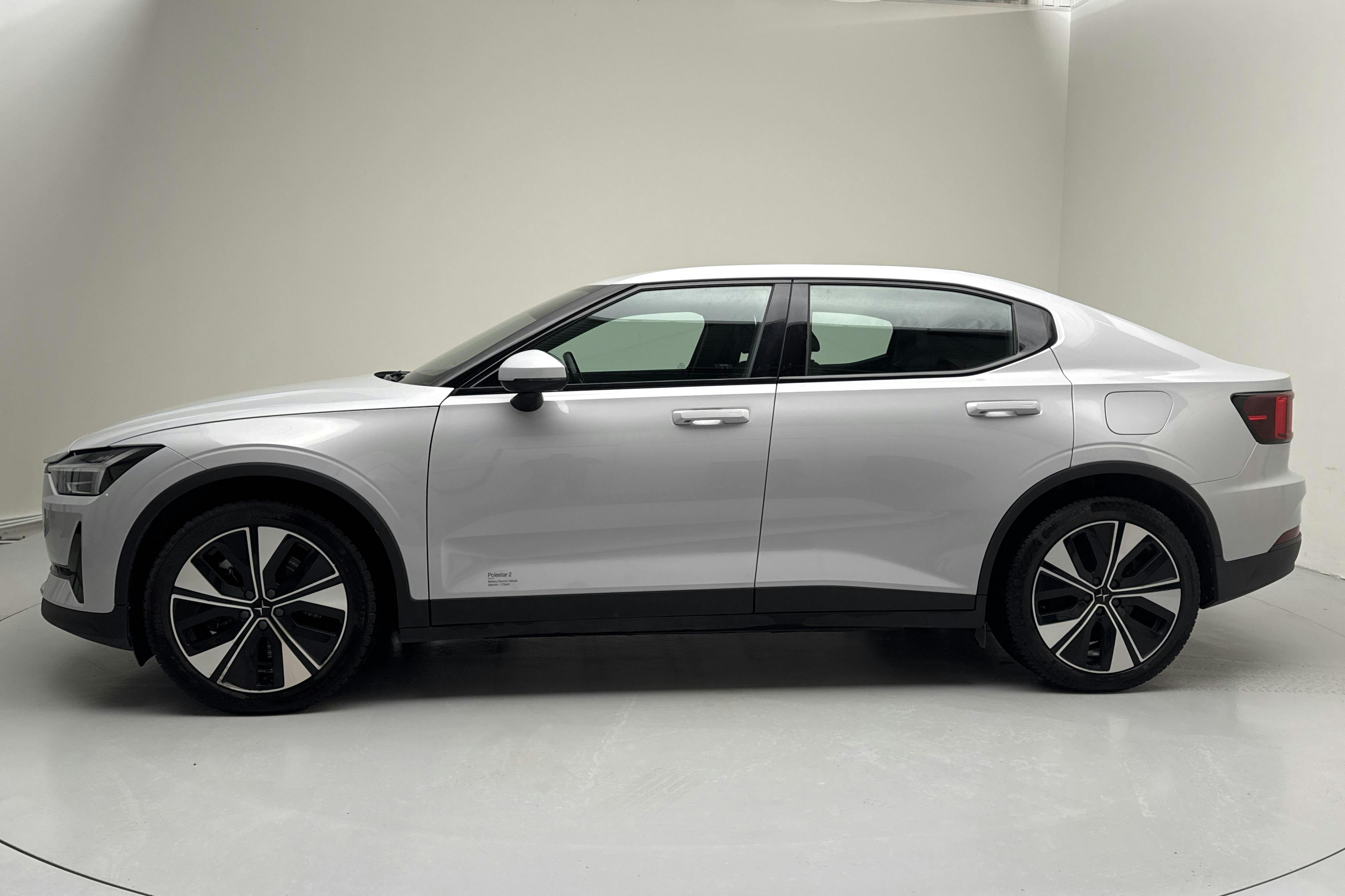 Præsentationsfoto 2 af 18: Polestar 2 Standard range Single motor (231hk) - 93 120 kilometer - Salgsautomat - Sølv - 2023