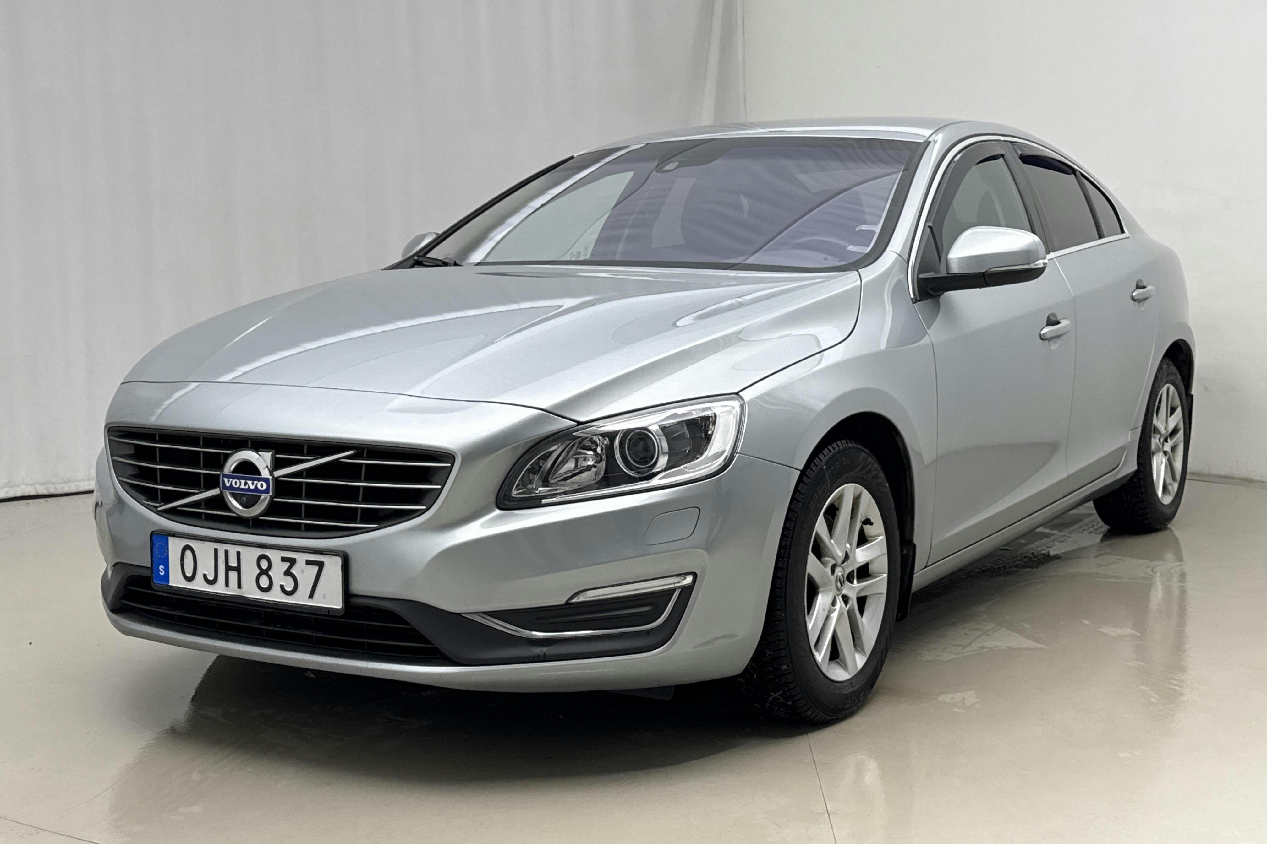 Presentationsfoto 1 av 19: Volvo S60 T3 (152hk) - 8 793 mil - Manuell - silver - 2017