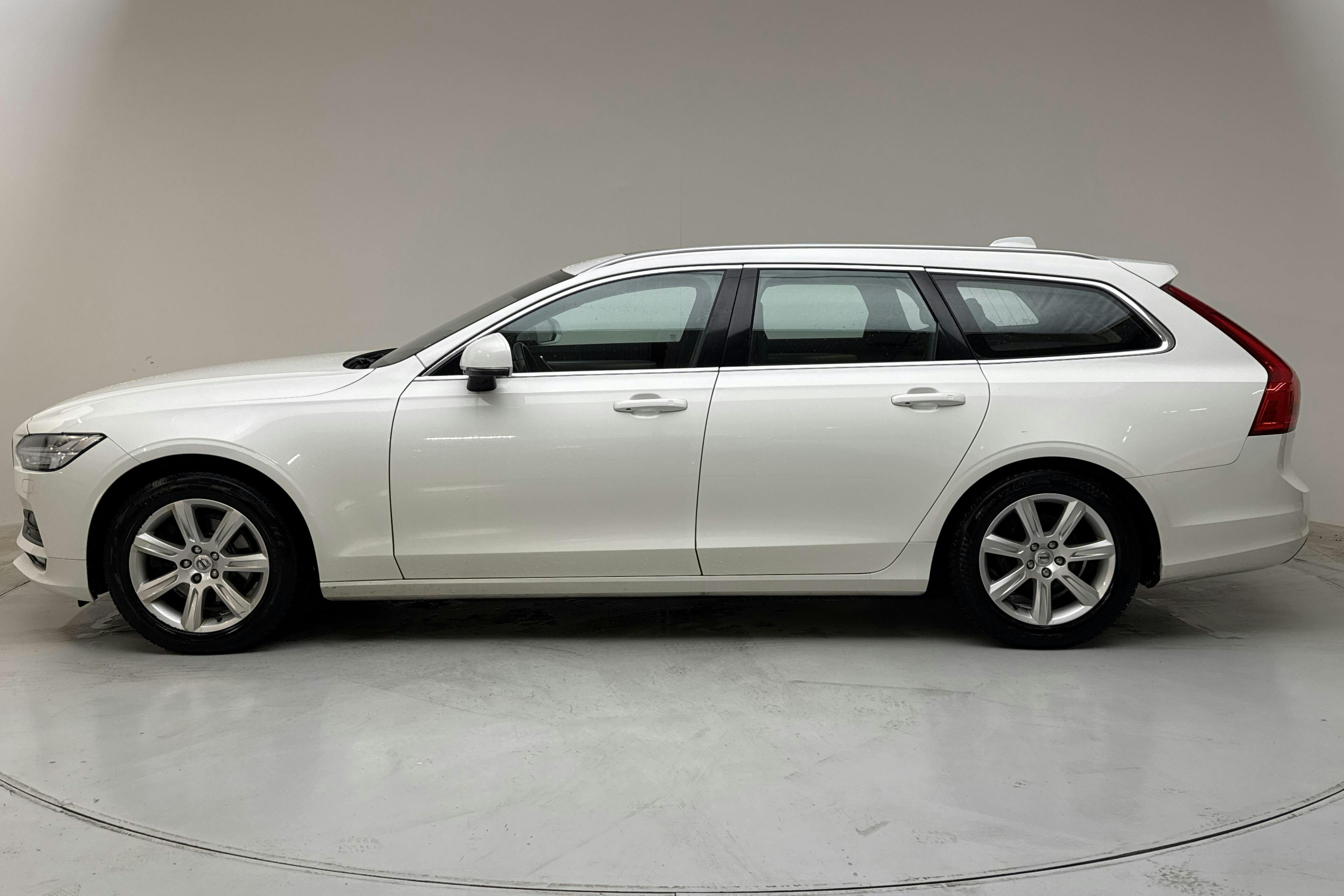 Esittelykuva 2 osoitteesta 17: Volvo V90 D3 (150hk) - 197 500 km - Manuaalinen - valkoinen - 2017