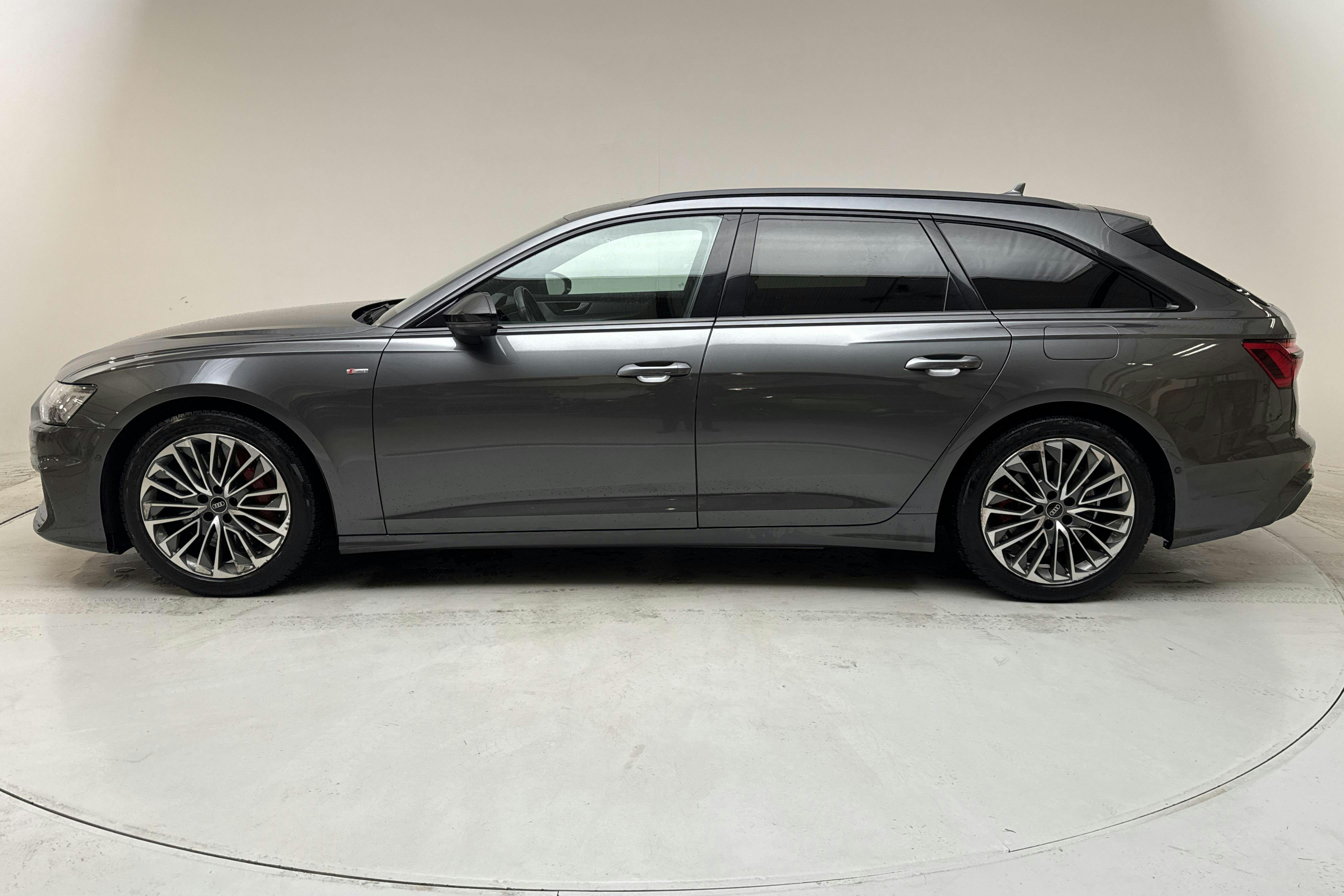 Presentation photo 2 of 16: Audi A6 Avant 55 TFSI e quattro (367hk) - 103 350 km - Automatic - gray - 2021