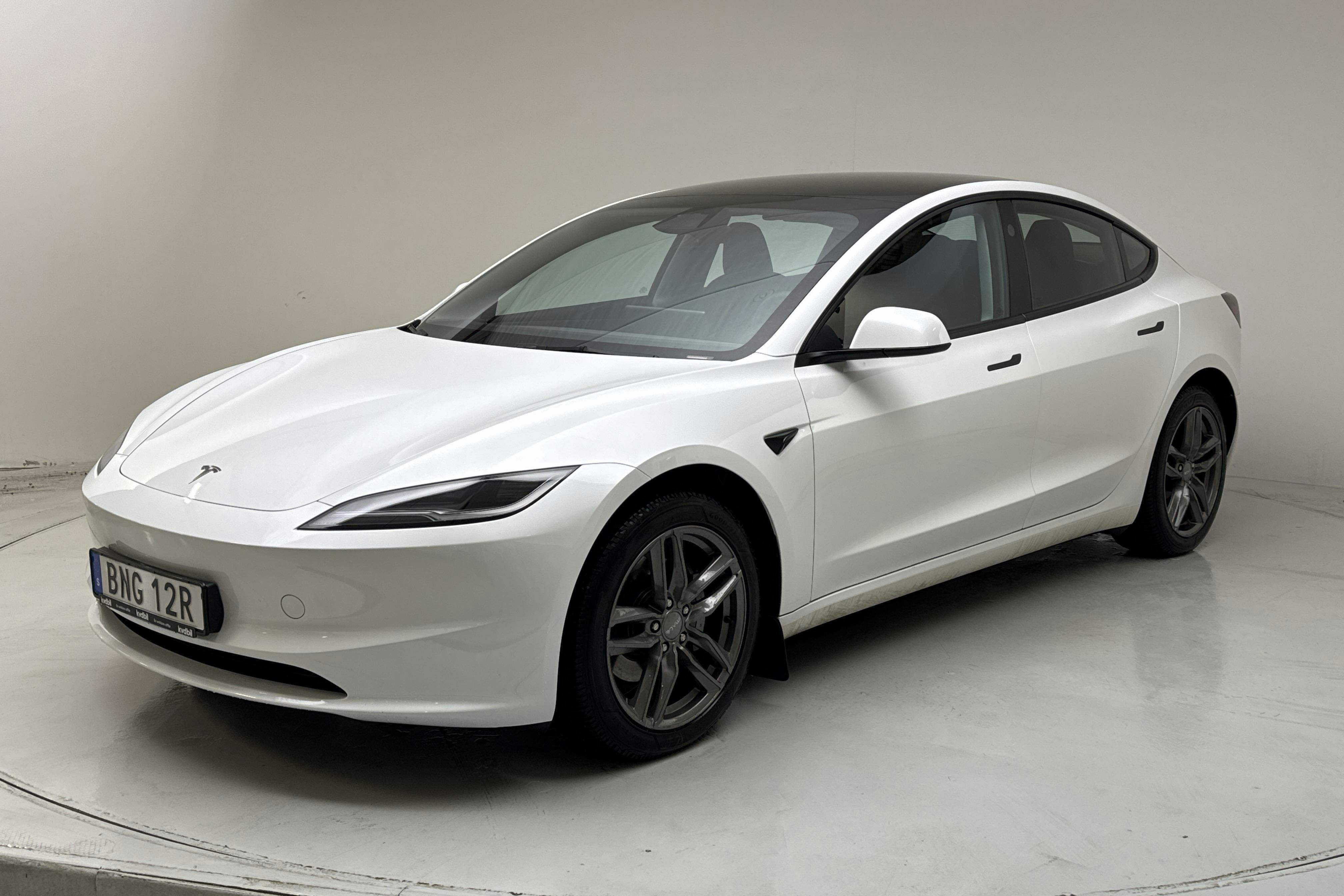 Præsentationsfoto 1 af 21: Tesla Model 3 Standard Range RWD - 35 400 kilometer - Salgsautomat - Hvid - 2024