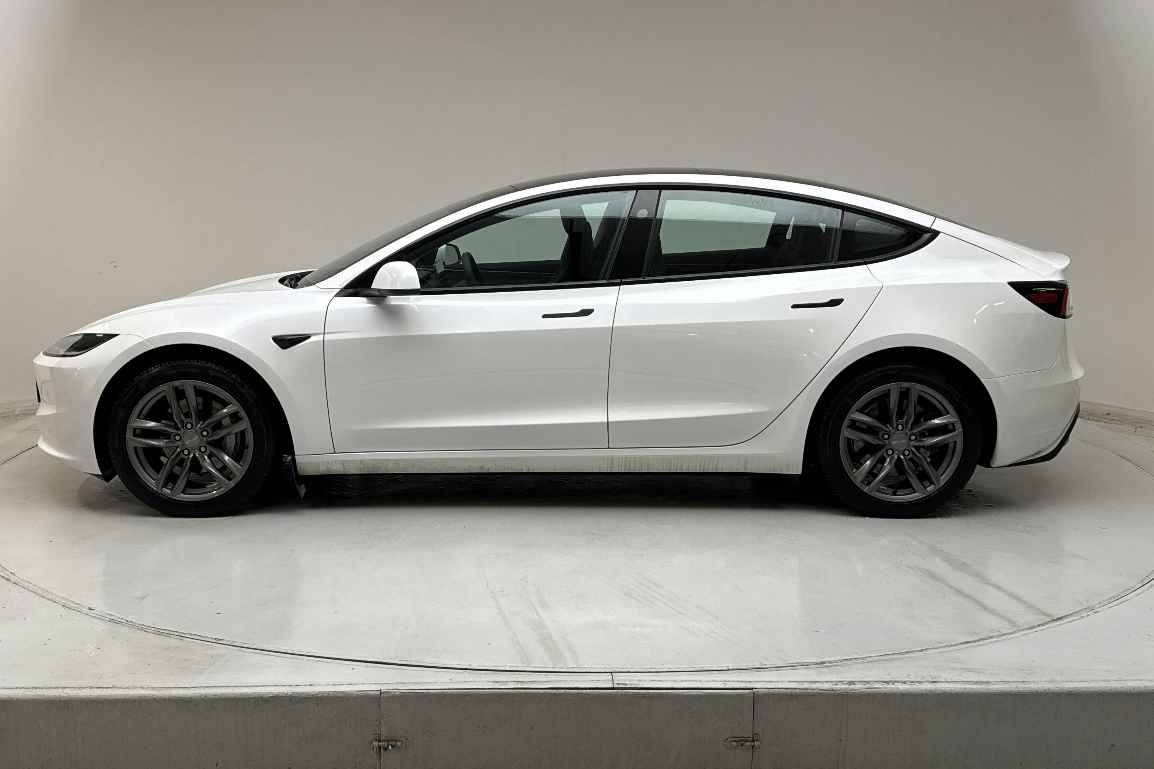 Præsentationsfoto 2 af 21: Tesla Model 3 Standard Range RWD - 35 400 kilometer - Salgsautomat - Hvid - 2024