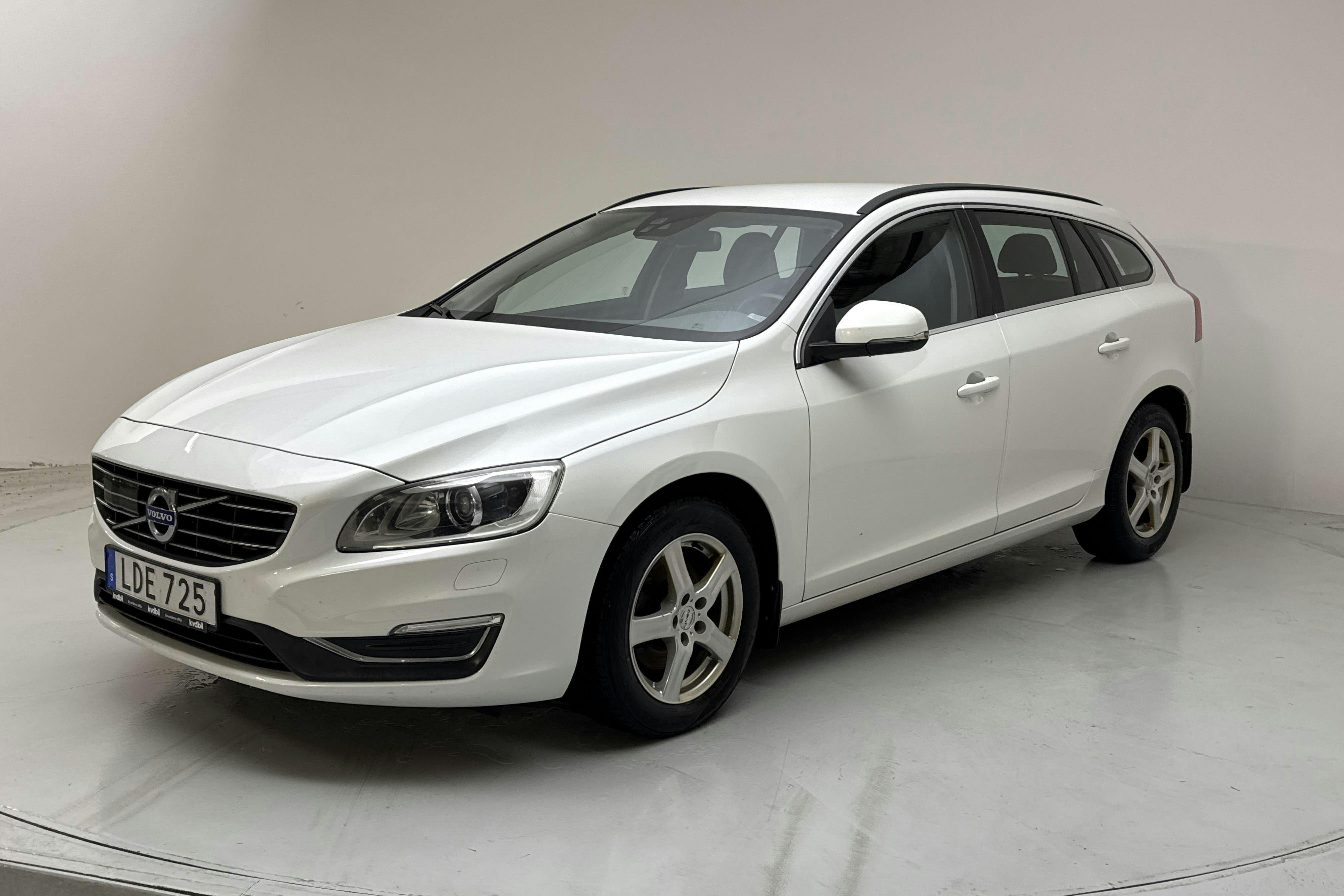 Presentationsfoto 1 av 15: Volvo V60 D2 (120hk) - 13 729 mil - Manuell - vit - 2016