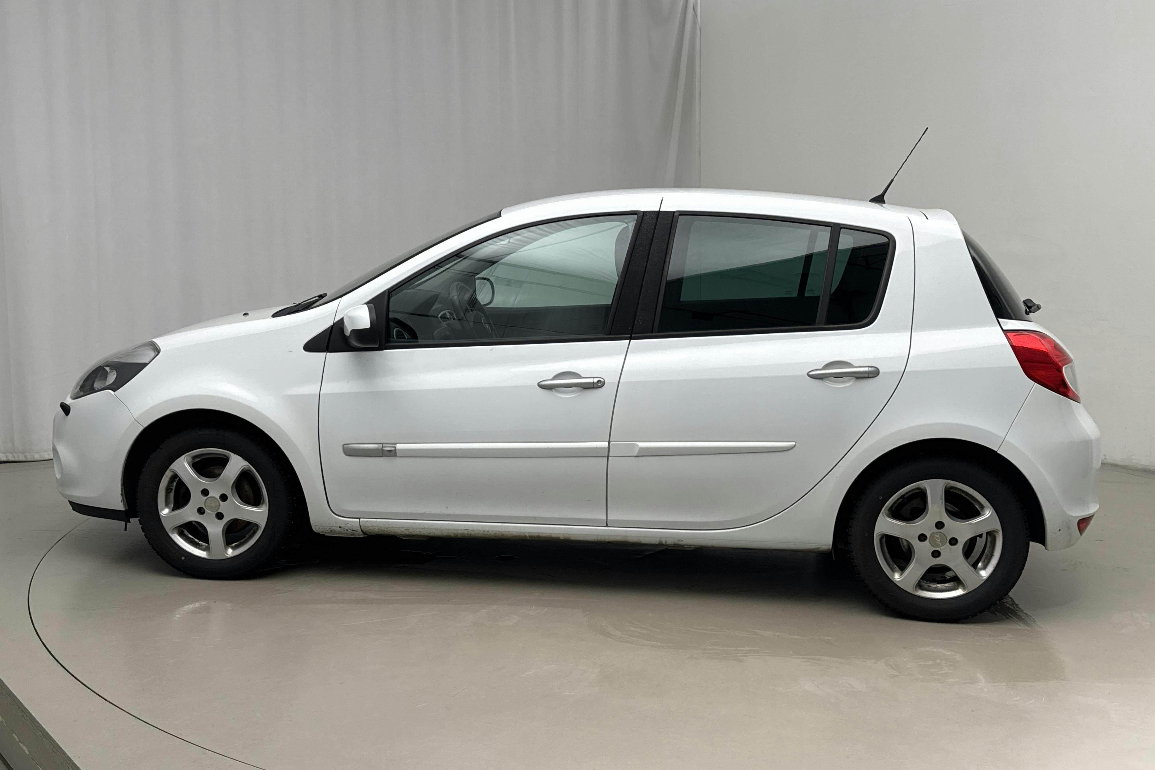Esittelykuva 2 osoitteesta 14: Renault Clio III 1.2 Flex Fuel 5dr (75hk) - 124 870 km - Manuaalinen - valkoinen - 2012