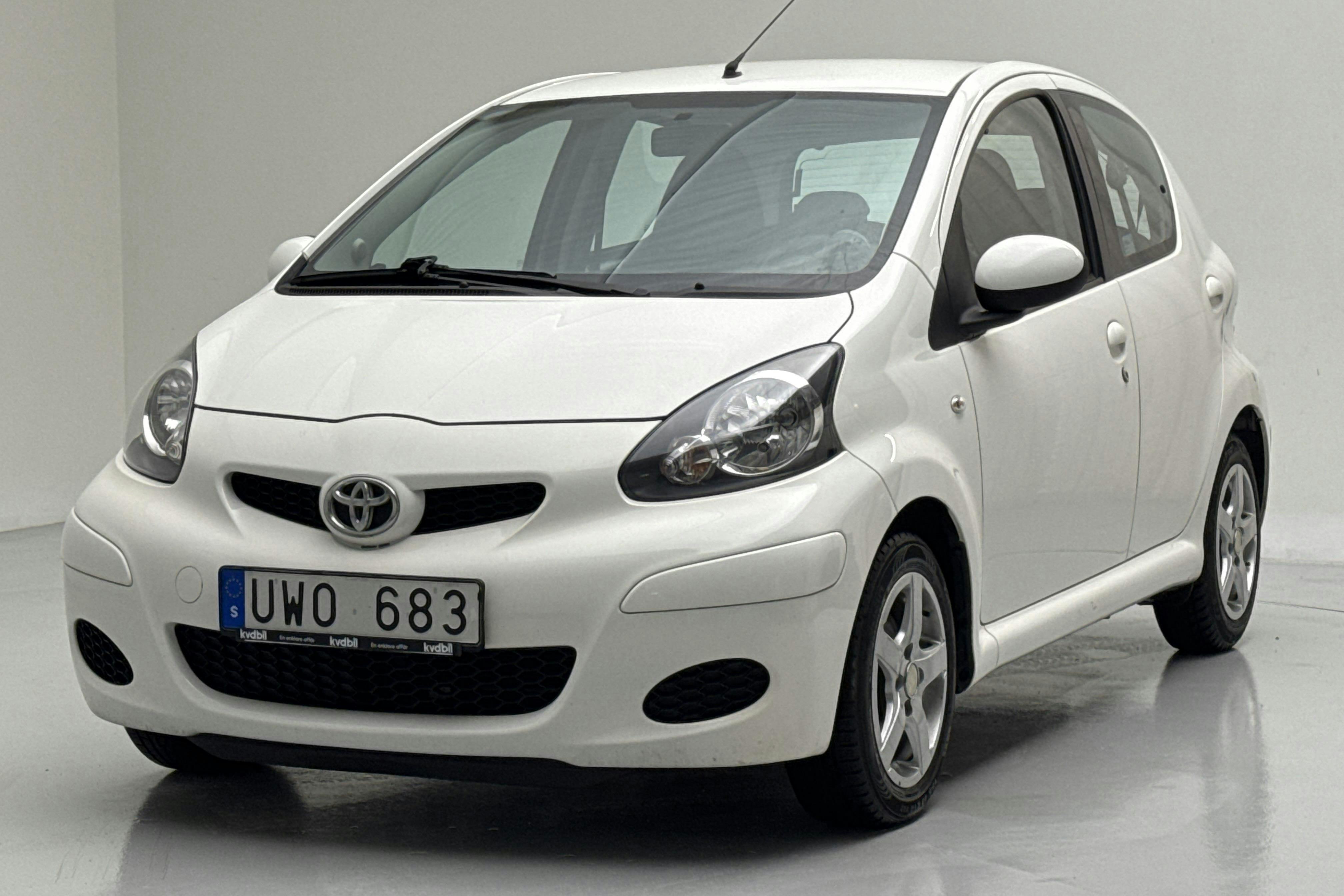 Esittelykuva 1 osoitteesta 12: Toyota Aygo 1.0 VVT-i 5dr (68hk) - 67 370 km - Manuaalinen - valkoinen - 2012
