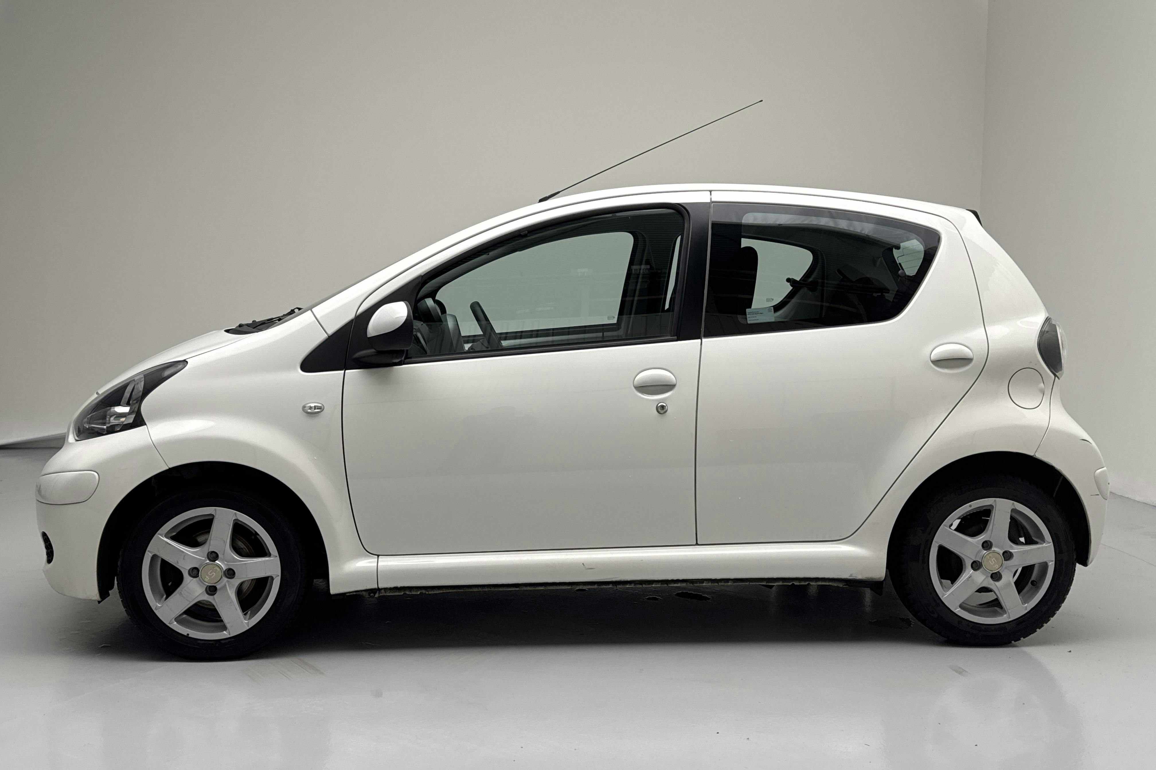Esittelykuva 2 osoitteesta 12: Toyota Aygo 1.0 VVT-i 5dr (68hk) - 67 370 km - Manuaalinen - valkoinen - 2012