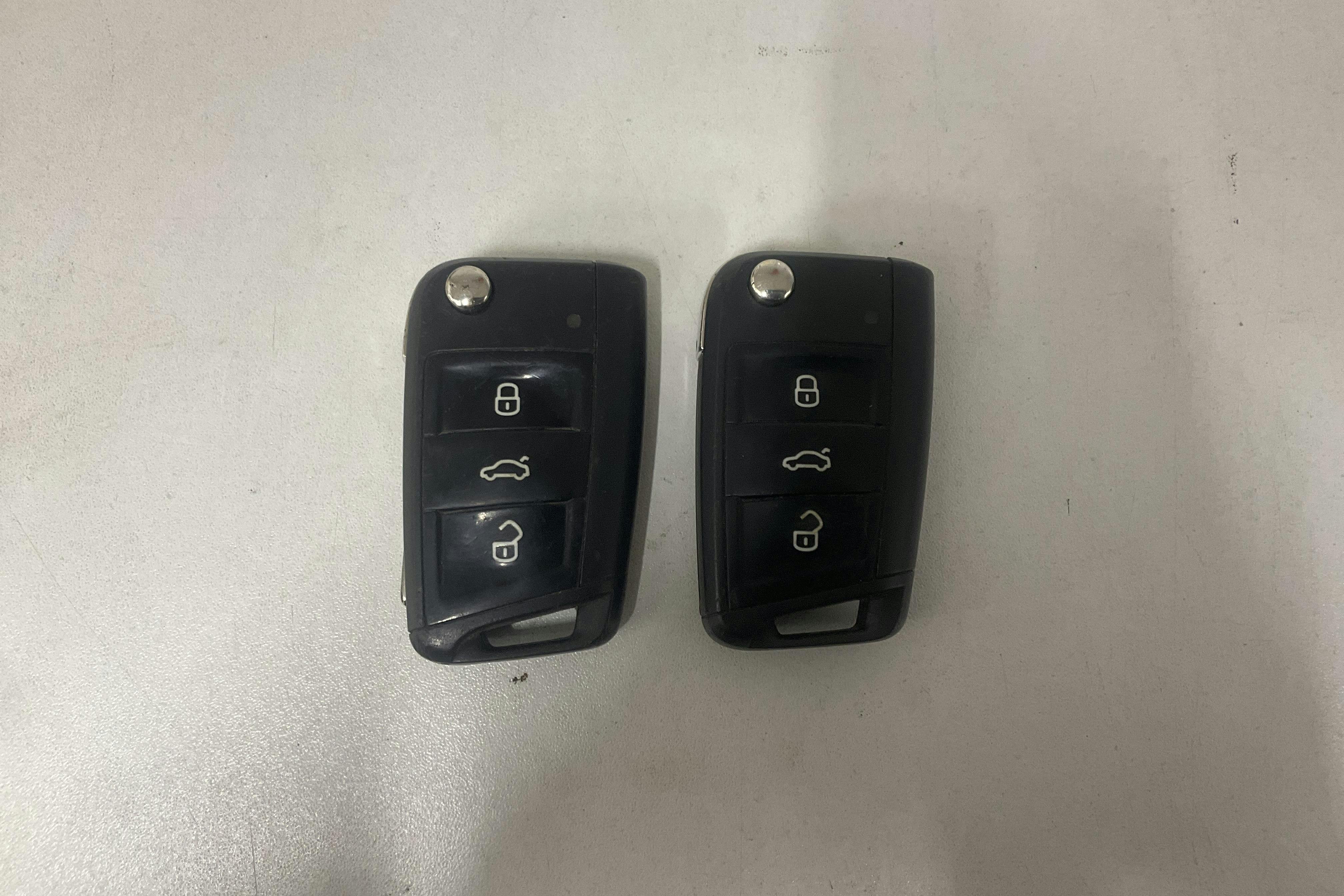 Esittelykuva 12 osoitteesta 12: VW Golf VII 1.2 TSI 5dr (105hk) - 159 100 km - Manuaalinen - punainen - 2014