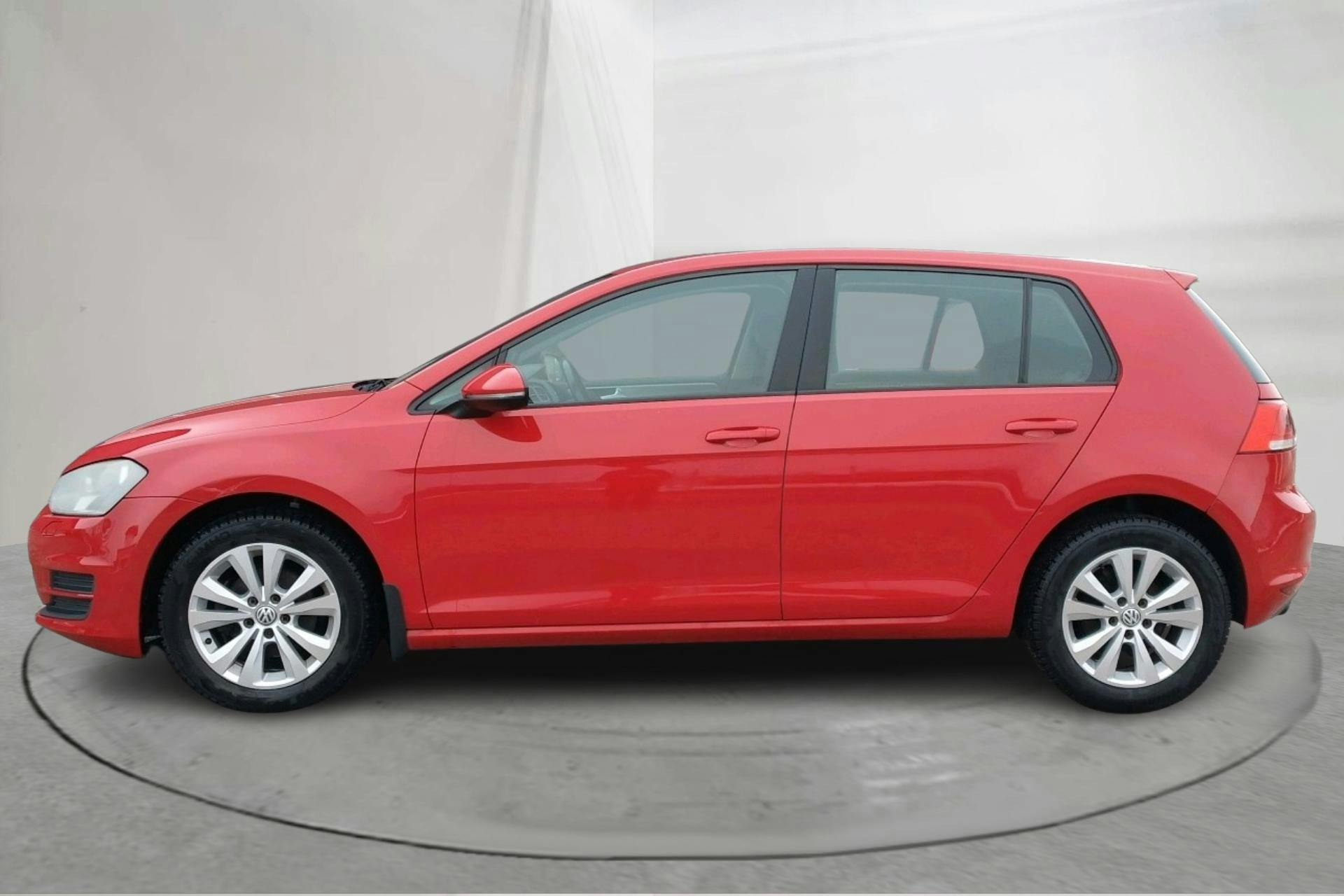 Esittelykuva 2 osoitteesta 12: VW Golf VII 1.2 TSI 5dr (105hk) - 159 100 km - Manuaalinen - punainen - 2014