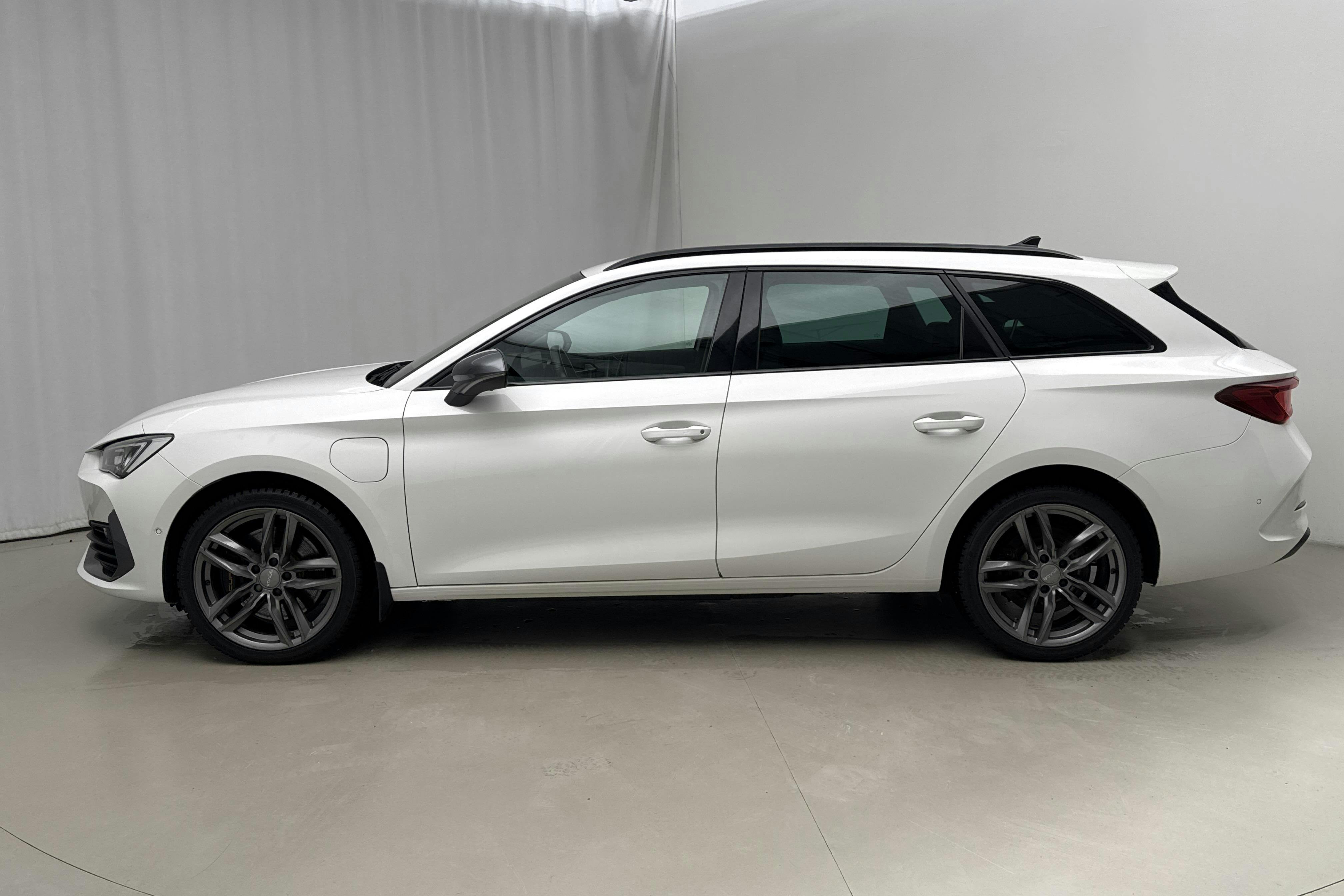 Esittelykuva 2 osoitteesta 18: Cupra Leon VZ 1.4 e-HYBRID Sportstourer (245hk) - 71 960 km - Automaattinen - valkoinen - 2021