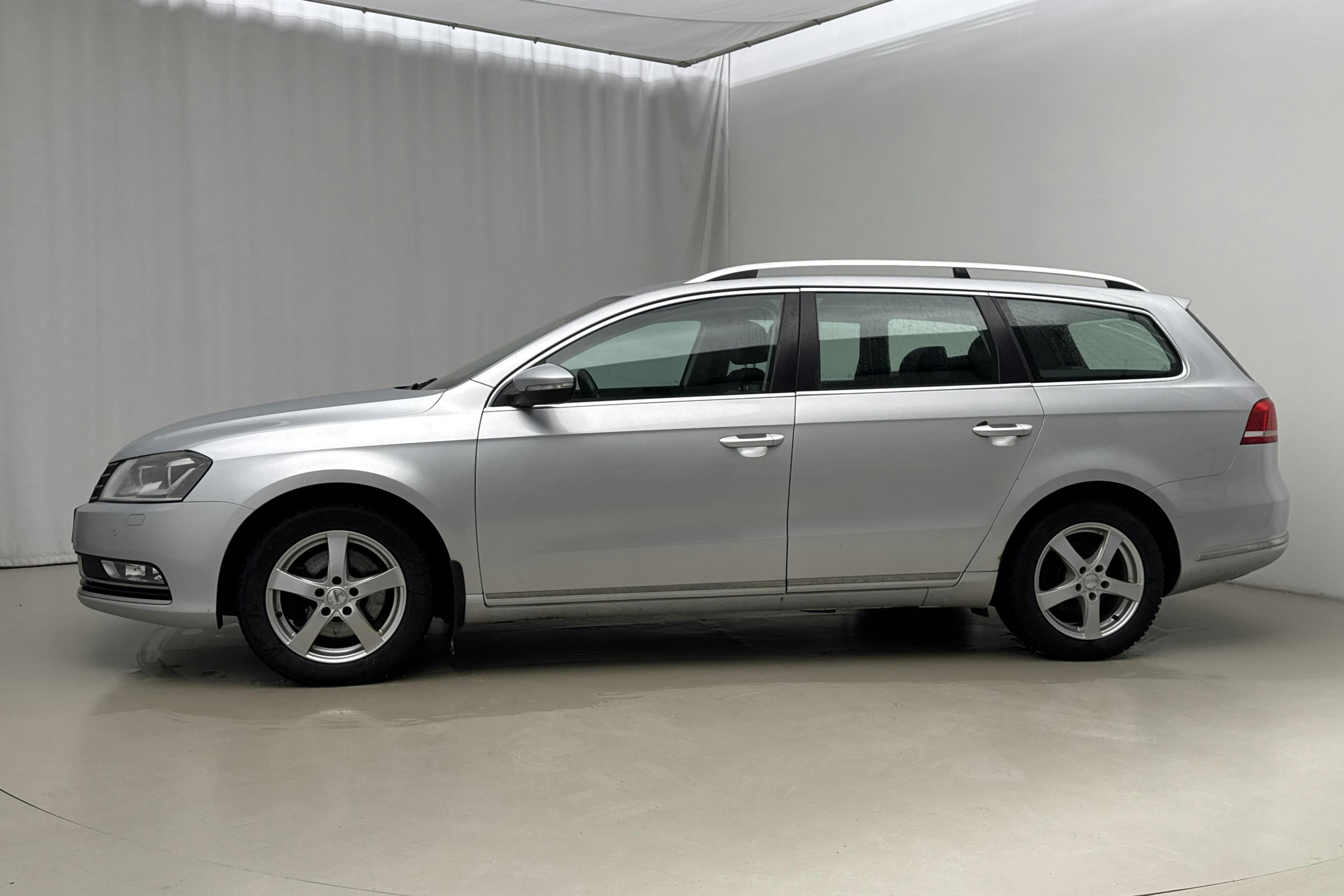 Presentationsfoto 2 av 18: VW Passat 1.4 TSI EcoFuel Variant (150hk) - 28 248 mil - Automat - silver - 2011