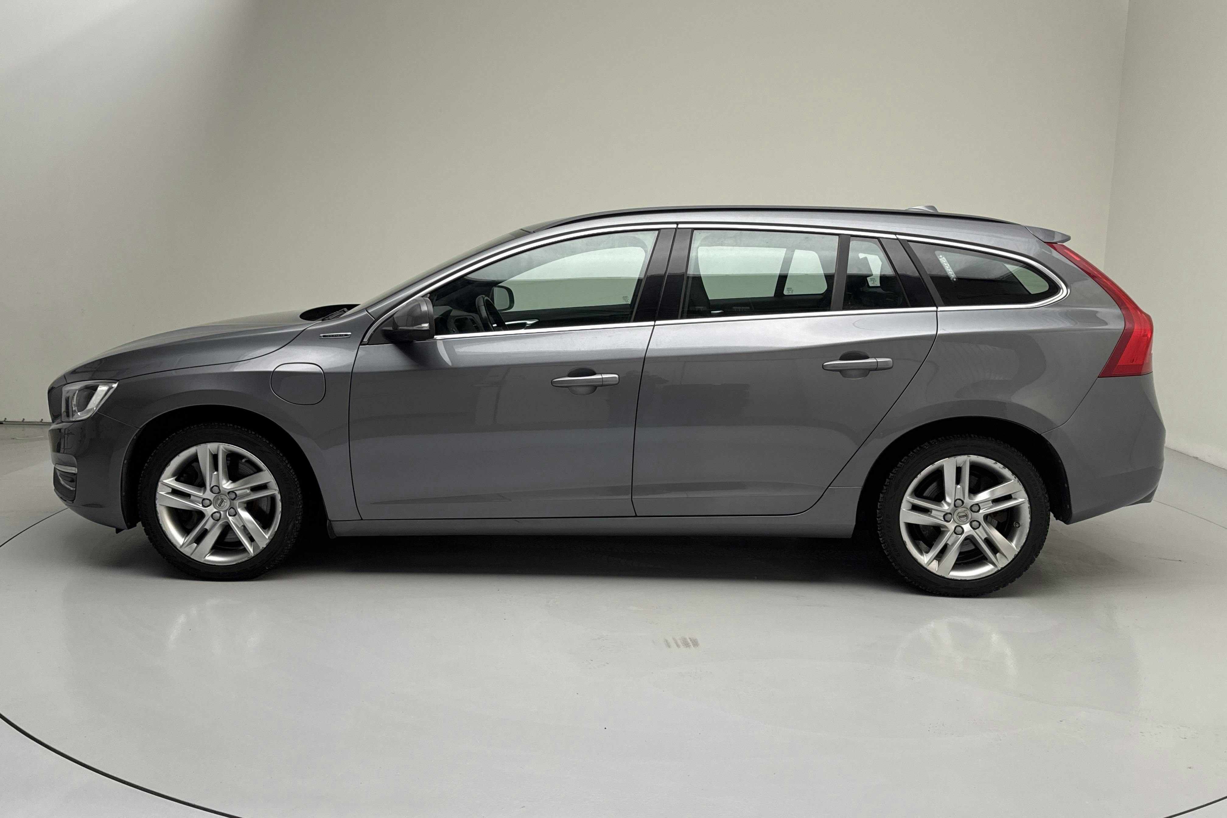Presentation photo 2 of 15: Volvo V60 D5 AWD Twin Engine (163hk) - 58 260 km - Automatic - gray - 2018